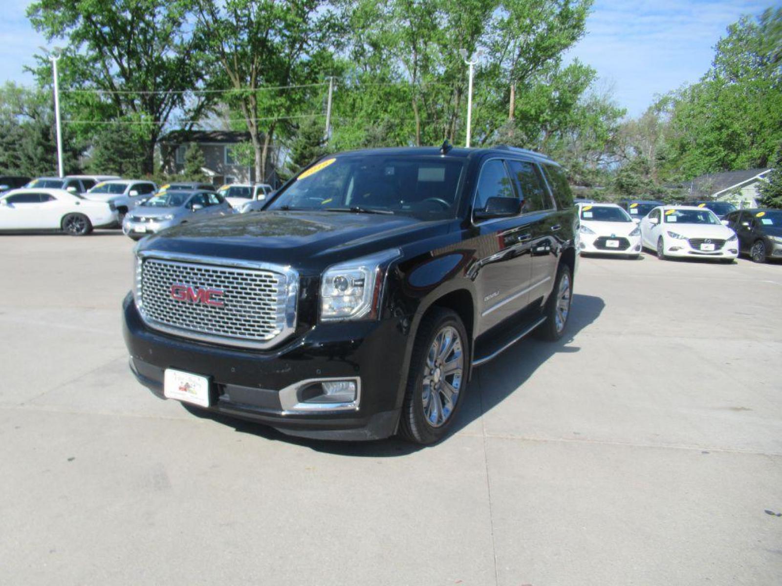 2016 BLACK GMC YUKON DENALI (1GKS2CKJ8GR) with an 6.2L engine, Automatic transmission, located at 908 SE 14th Street, Des Moines, IA, 50317, (515) 281-0330, 41.580303, -93.597046 - Photo #0