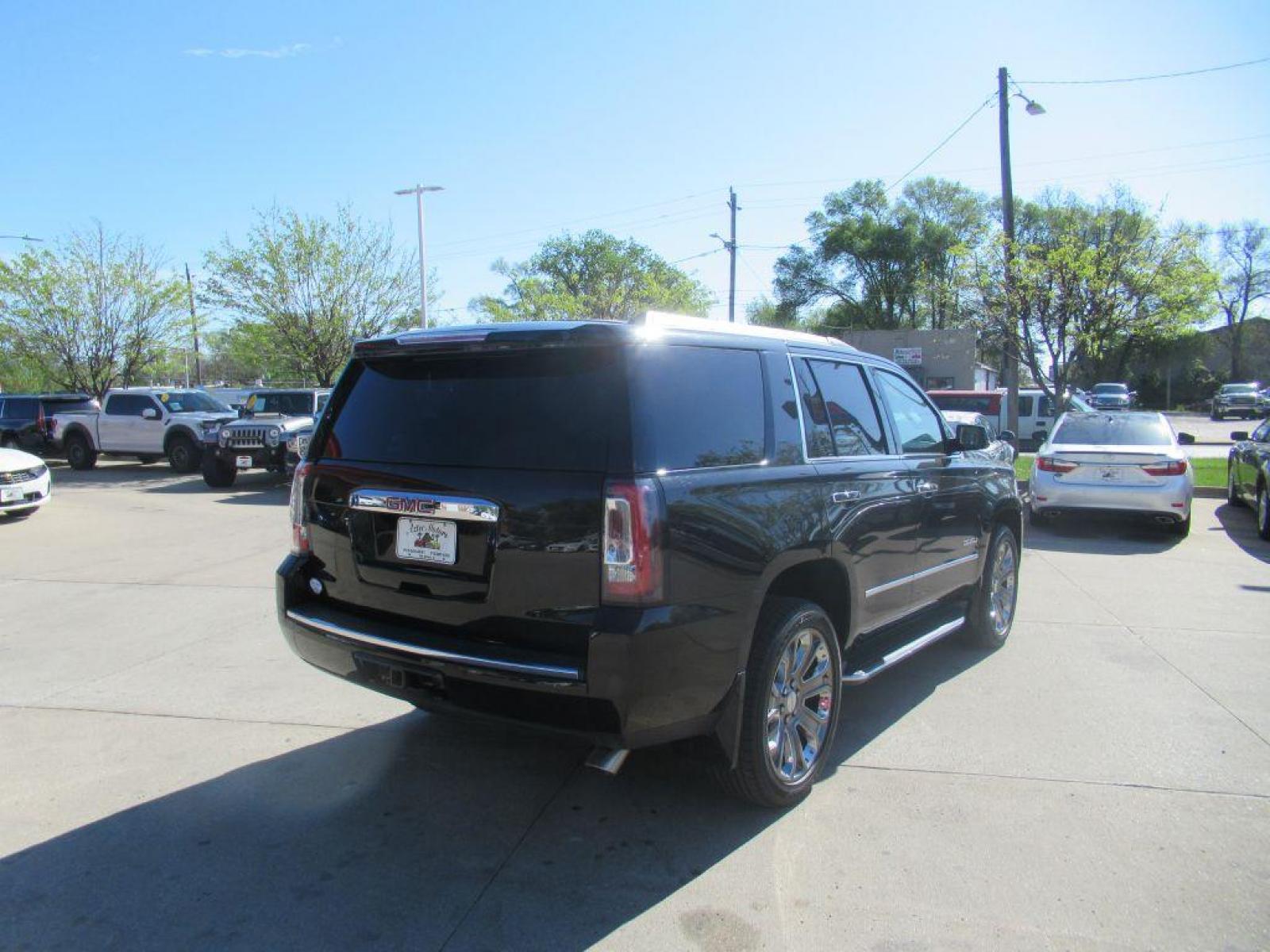 2016 BLACK GMC YUKON DENALI (1GKS2CKJ8GR) with an 6.2L engine, Automatic transmission, located at 908 SE 14th Street, Des Moines, IA, 50317, (515) 281-0330, 41.580303, -93.597046 - Photo #3