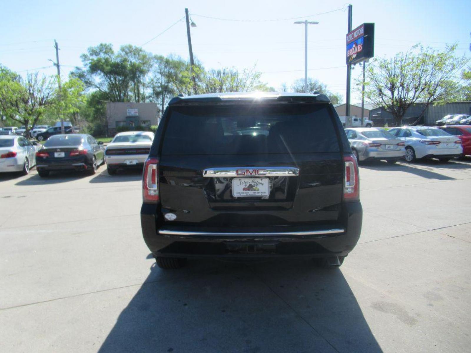 2016 BLACK GMC YUKON DENALI (1GKS2CKJ8GR) with an 6.2L engine, Automatic transmission, located at 908 SE 14th Street, Des Moines, IA, 50317, (515) 281-0330, 41.580303, -93.597046 - Photo #4