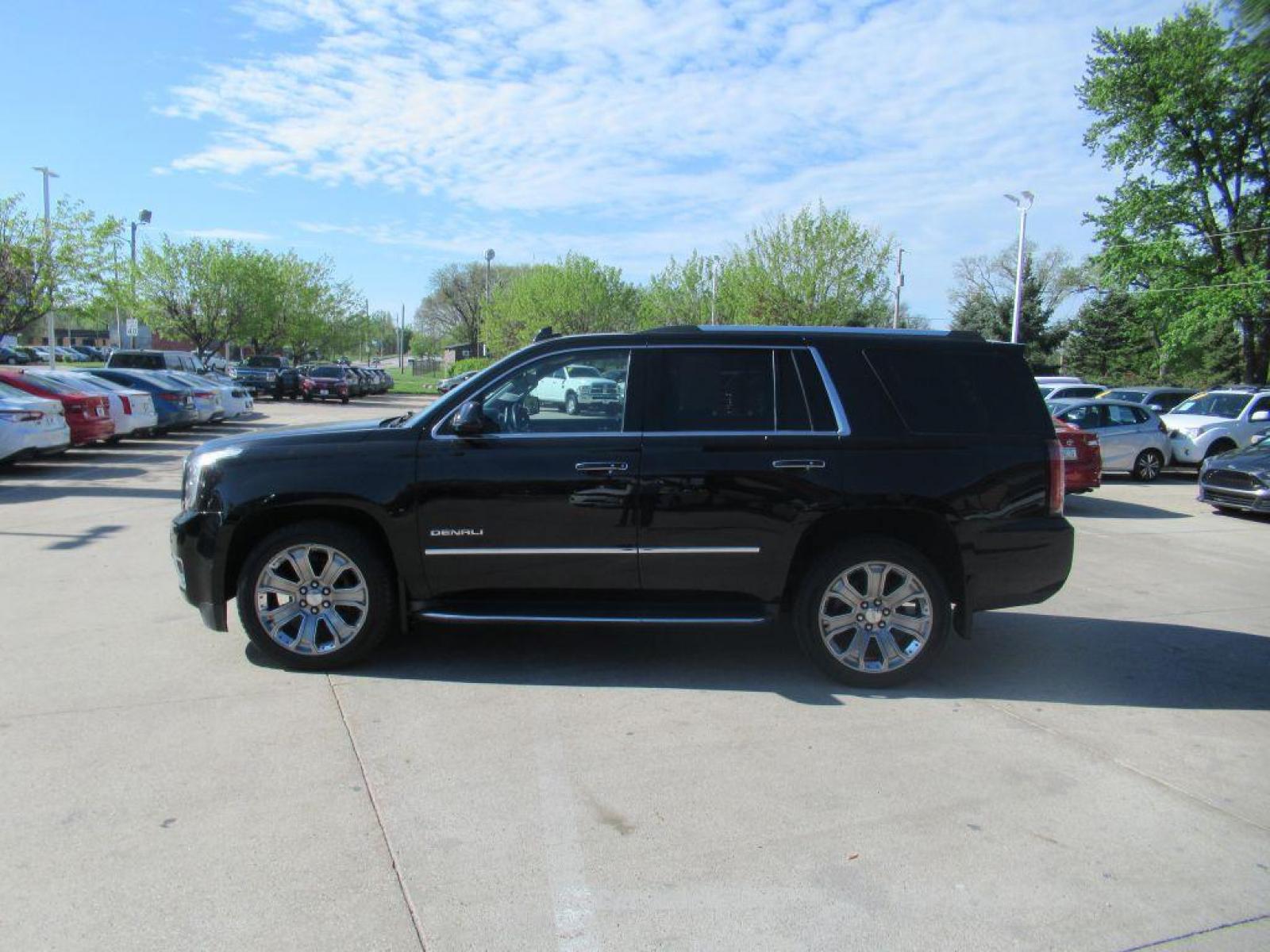 2016 BLACK GMC YUKON DENALI (1GKS2CKJ8GR) with an 6.2L engine, Automatic transmission, located at 908 SE 14th Street, Des Moines, IA, 50317, (515) 281-0330, 41.580303, -93.597046 - Photo #6