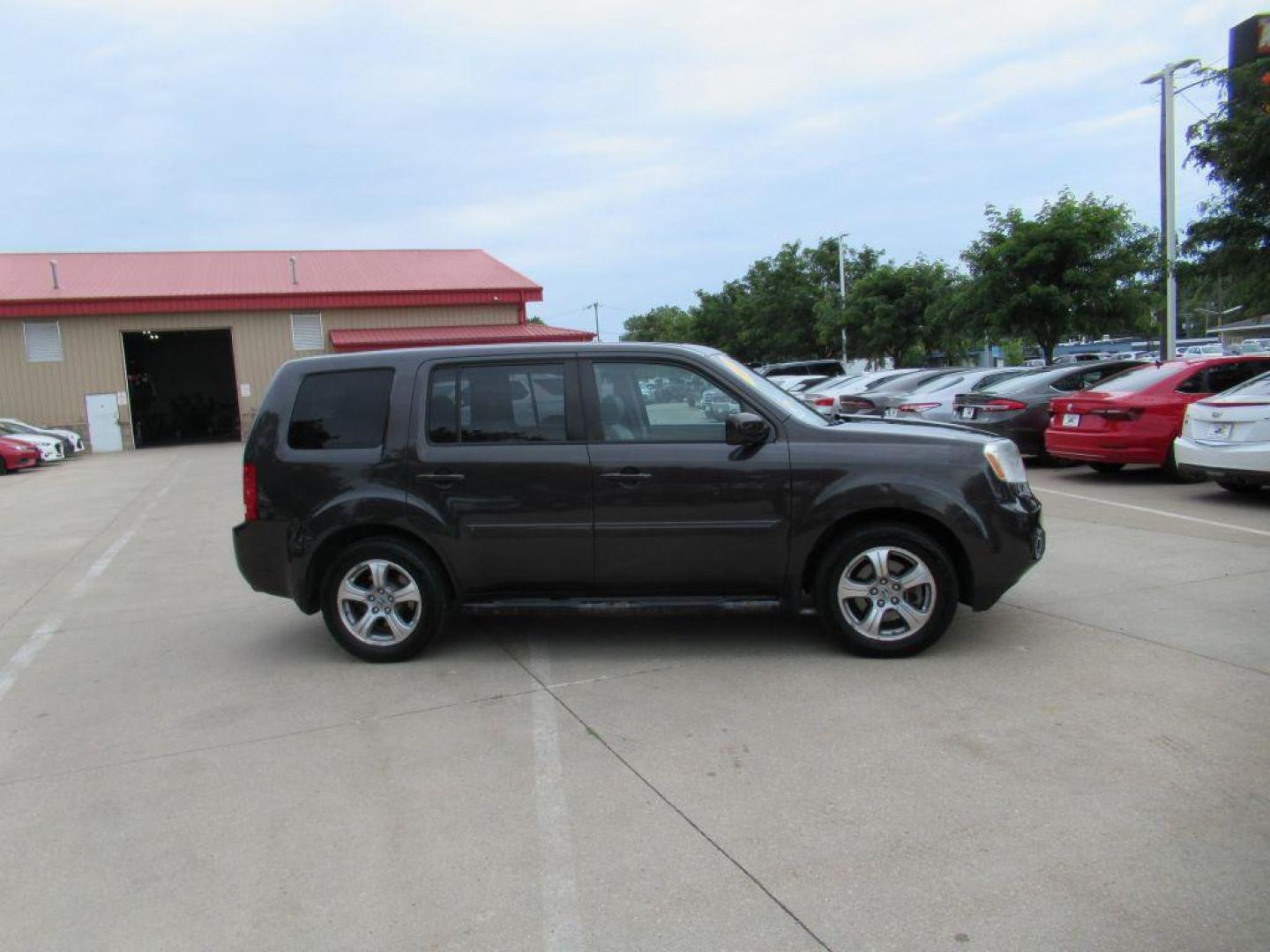 2013 GRAY HONDA PILOT EXL (5FNYF4H72DB) with an 3.5L engine, Automatic transmission, located at 908 SE 14th Street, Des Moines, IA, 50317, (515) 281-0330, 41.580303, -93.597046 - Photo#3