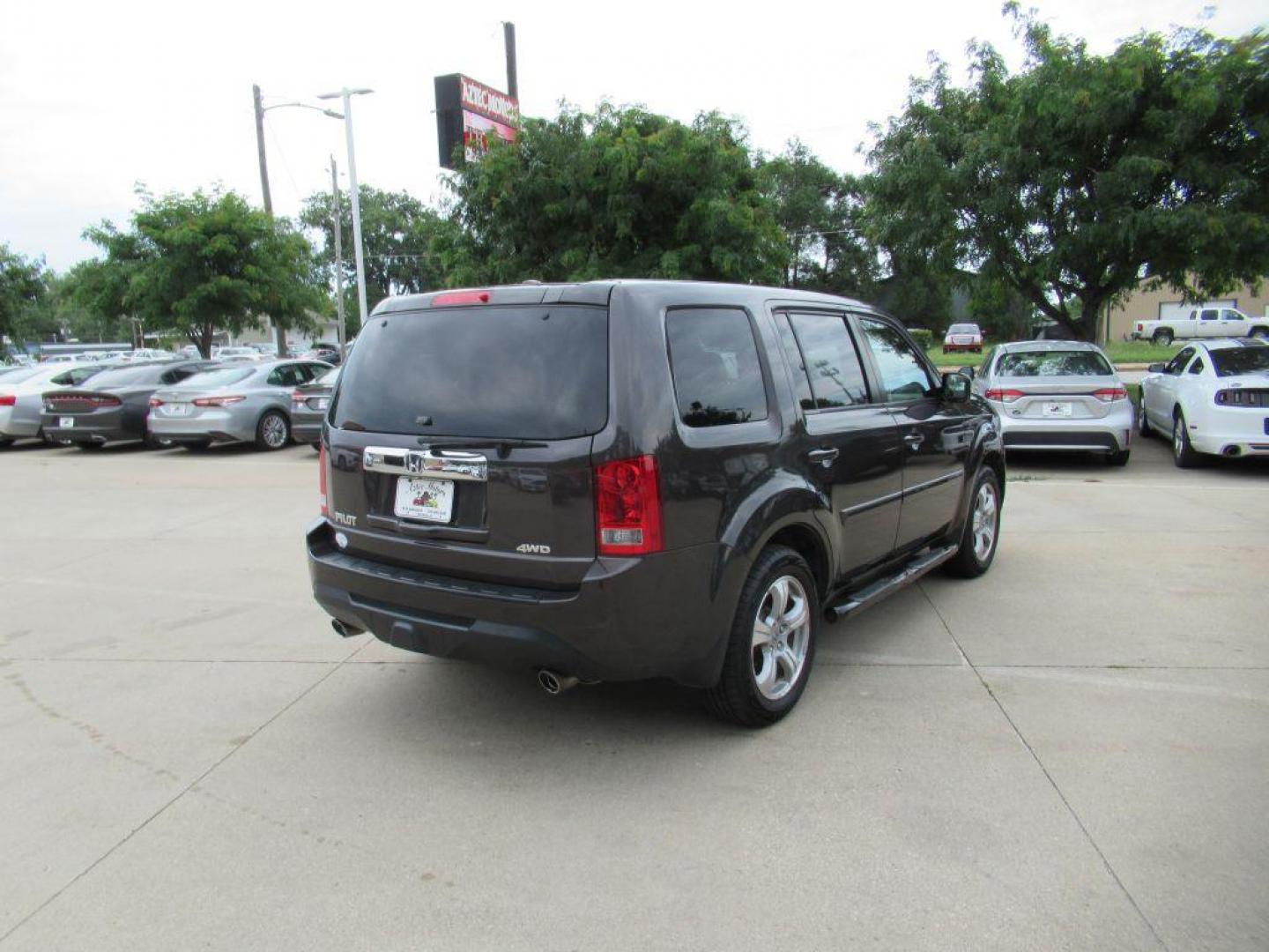 2013 GRAY HONDA PILOT EXL (5FNYF4H72DB) with an 3.5L engine, Automatic transmission, located at 908 SE 14th Street, Des Moines, IA, 50317, (515) 281-0330, 41.580303, -93.597046 - Photo#4