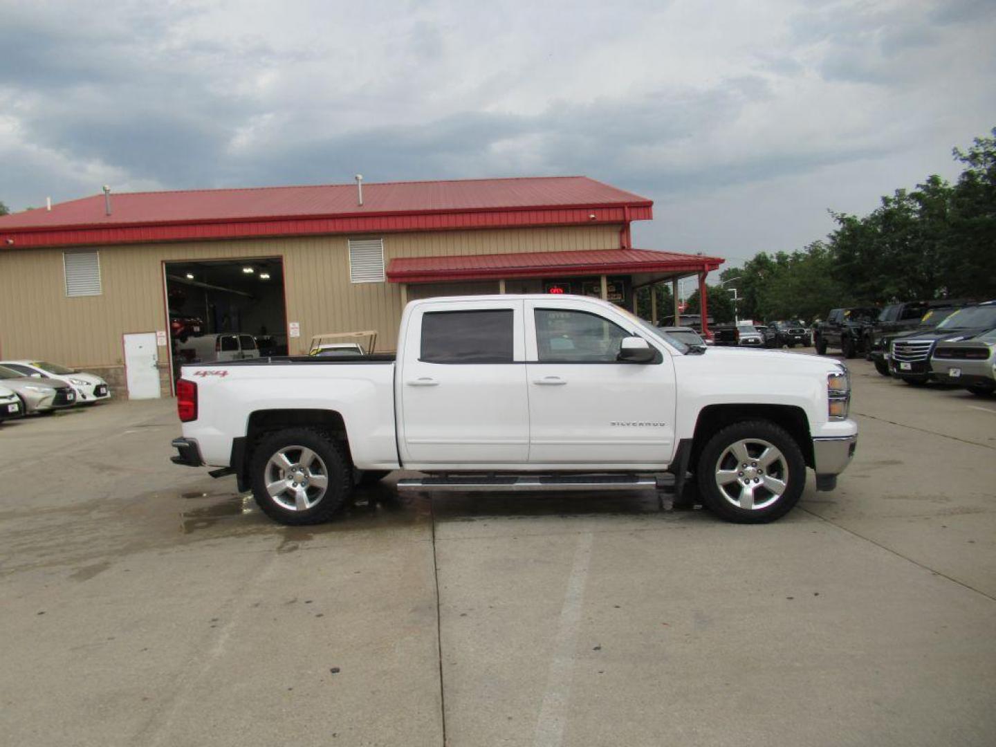 2015 WHITE CHEVROLET SILVERADO 1500 LT (3GCUKREC8FG) with an 5.3L engine, Automatic transmission, located at 908 SE 14th Street, Des Moines, IA, 50317, (515) 281-0330, 41.580303, -93.597046 - Photo#3