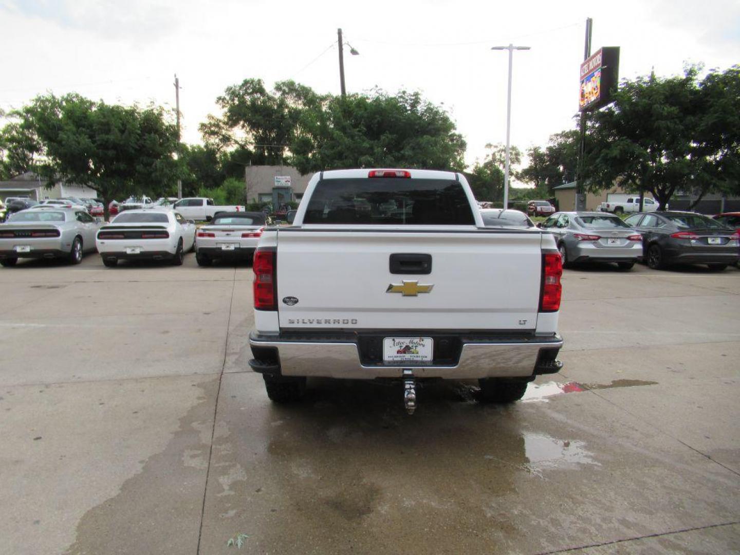 2015 WHITE CHEVROLET SILVERADO 1500 LT (3GCUKREC8FG) with an 5.3L engine, Automatic transmission, located at 908 SE 14th Street, Des Moines, IA, 50317, (515) 281-0330, 41.580303, -93.597046 - Photo#5