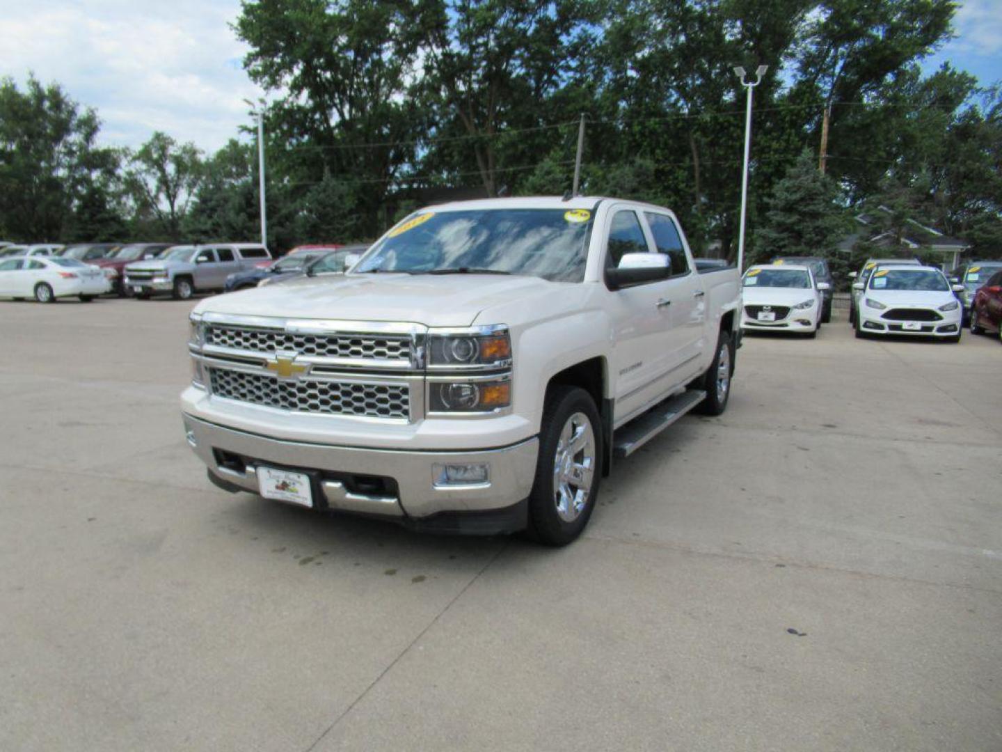 2014 WHITE CHEVROLET SILVERADO 1500 CREW CAB LTZ (3GCUKSEC9EG) with an 5.3L engine, Automatic transmission, located at 908 SE 14th Street, Des Moines, IA, 50317, (515) 281-0330, 41.580303, -93.597046 - Photo#0