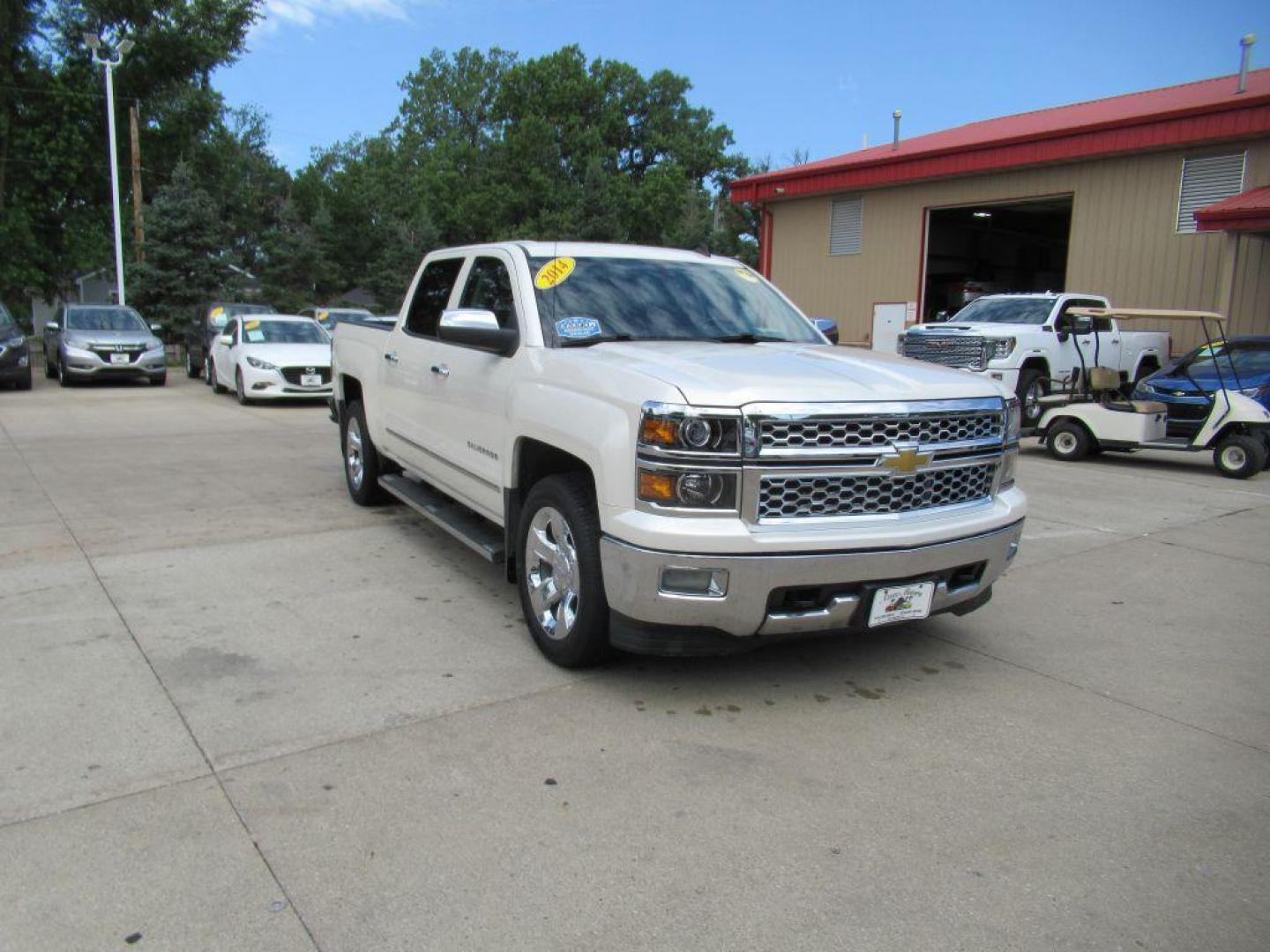 2014 WHITE CHEVROLET SILVERADO 1500 CREW CAB LTZ (3GCUKSEC9EG) with an 5.3L engine, Automatic transmission, located at 908 SE 14th Street, Des Moines, IA, 50317, (515) 281-0330, 41.580303, -93.597046 - Photo#2