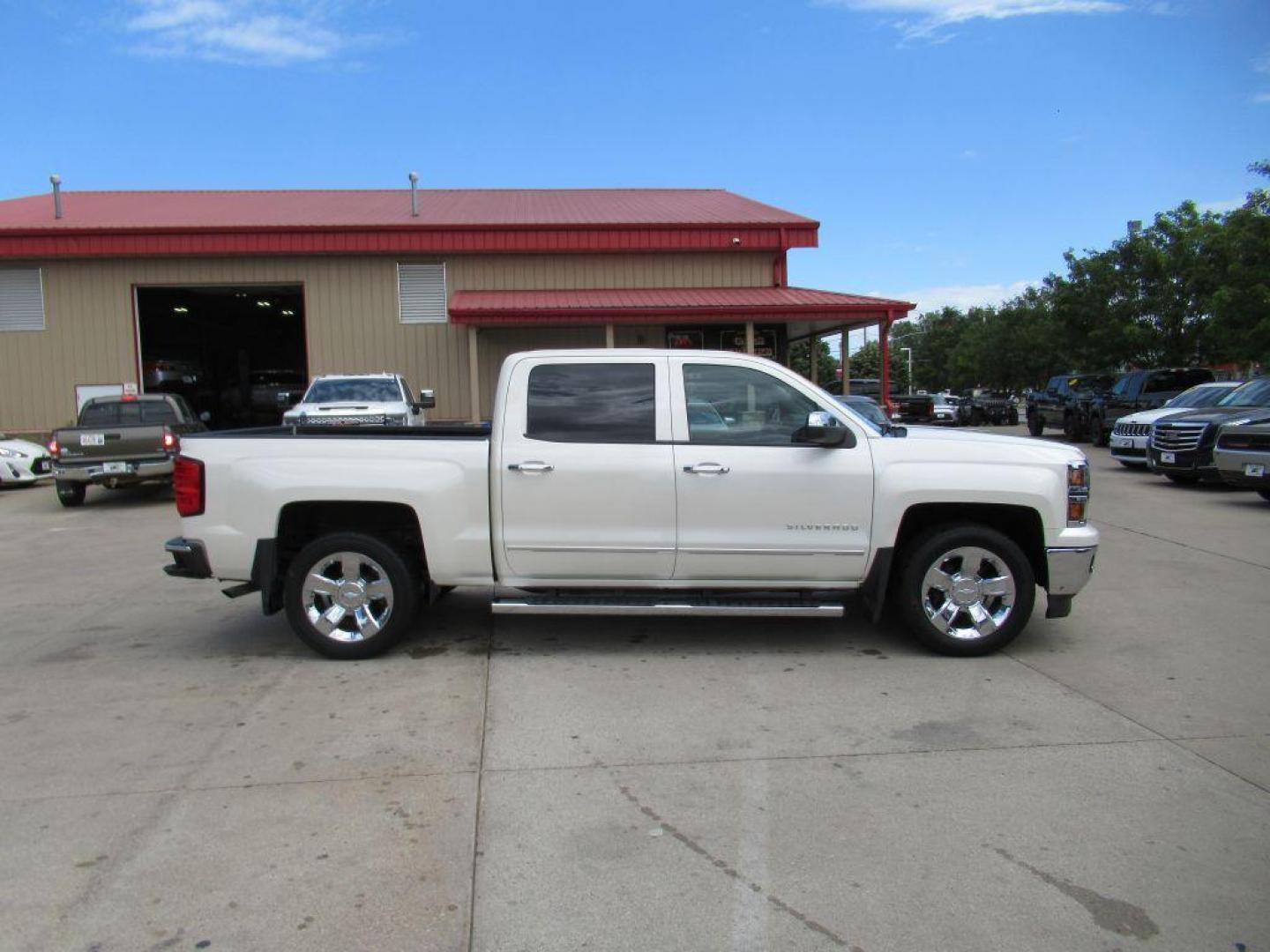 2014 WHITE CHEVROLET SILVERADO 1500 CREW CAB LTZ (3GCUKSEC9EG) with an 5.3L engine, Automatic transmission, located at 908 SE 14th Street, Des Moines, IA, 50317, (515) 281-0330, 41.580303, -93.597046 - Photo#3