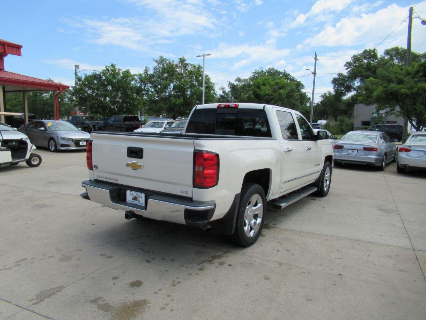 2014 WHITE CHEVROLET SILVERADO 1500 CREW CAB LTZ (3GCUKSEC9EG) with an 5.3L engine, Automatic transmission, located at 908 SE 14th Street, Des Moines, IA, 50317, (515) 281-0330, 41.580303, -93.597046 - Photo#4