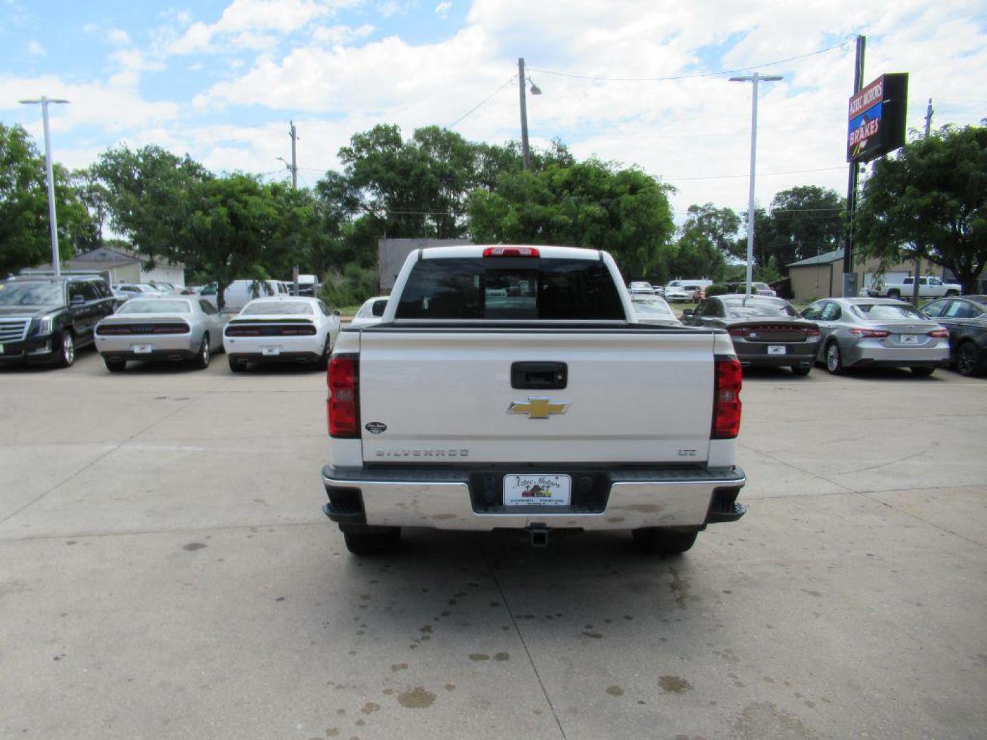 2014 WHITE CHEVROLET SILVERADO 1500 CREW CAB LTZ (3GCUKSEC9EG) with an 5.3L engine, Automatic transmission, located at 908 SE 14th Street, Des Moines, IA, 50317, (515) 281-0330, 41.580303, -93.597046 - Photo#5