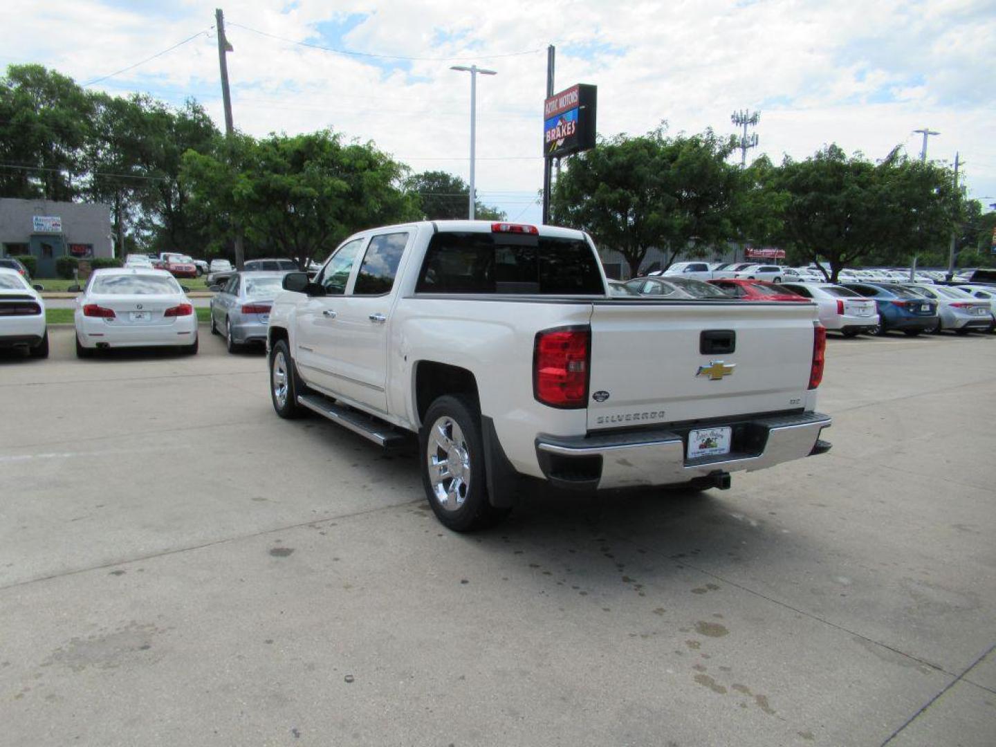 2014 WHITE CHEVROLET SILVERADO 1500 CREW CAB LTZ (3GCUKSEC9EG) with an 5.3L engine, Automatic transmission, located at 908 SE 14th Street, Des Moines, IA, 50317, (515) 281-0330, 41.580303, -93.597046 - Photo#6