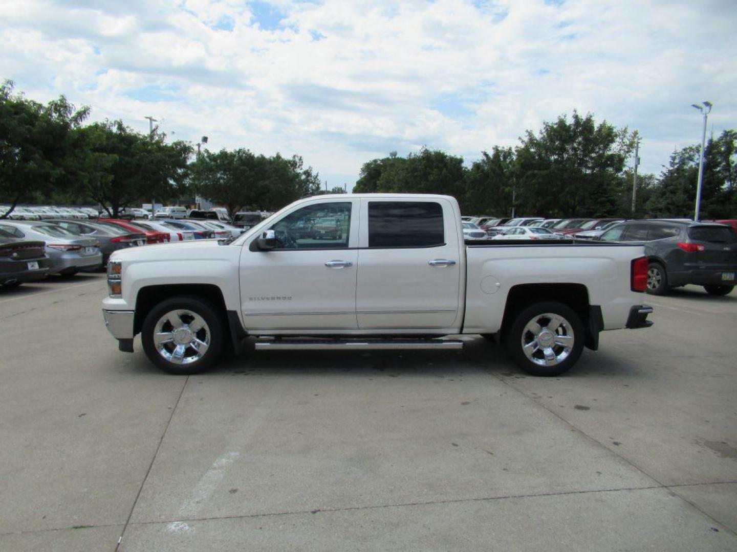 2014 WHITE CHEVROLET SILVERADO 1500 CREW CAB LTZ (3GCUKSEC9EG) with an 5.3L engine, Automatic transmission, located at 908 SE 14th Street, Des Moines, IA, 50317, (515) 281-0330, 41.580303, -93.597046 - Photo#7