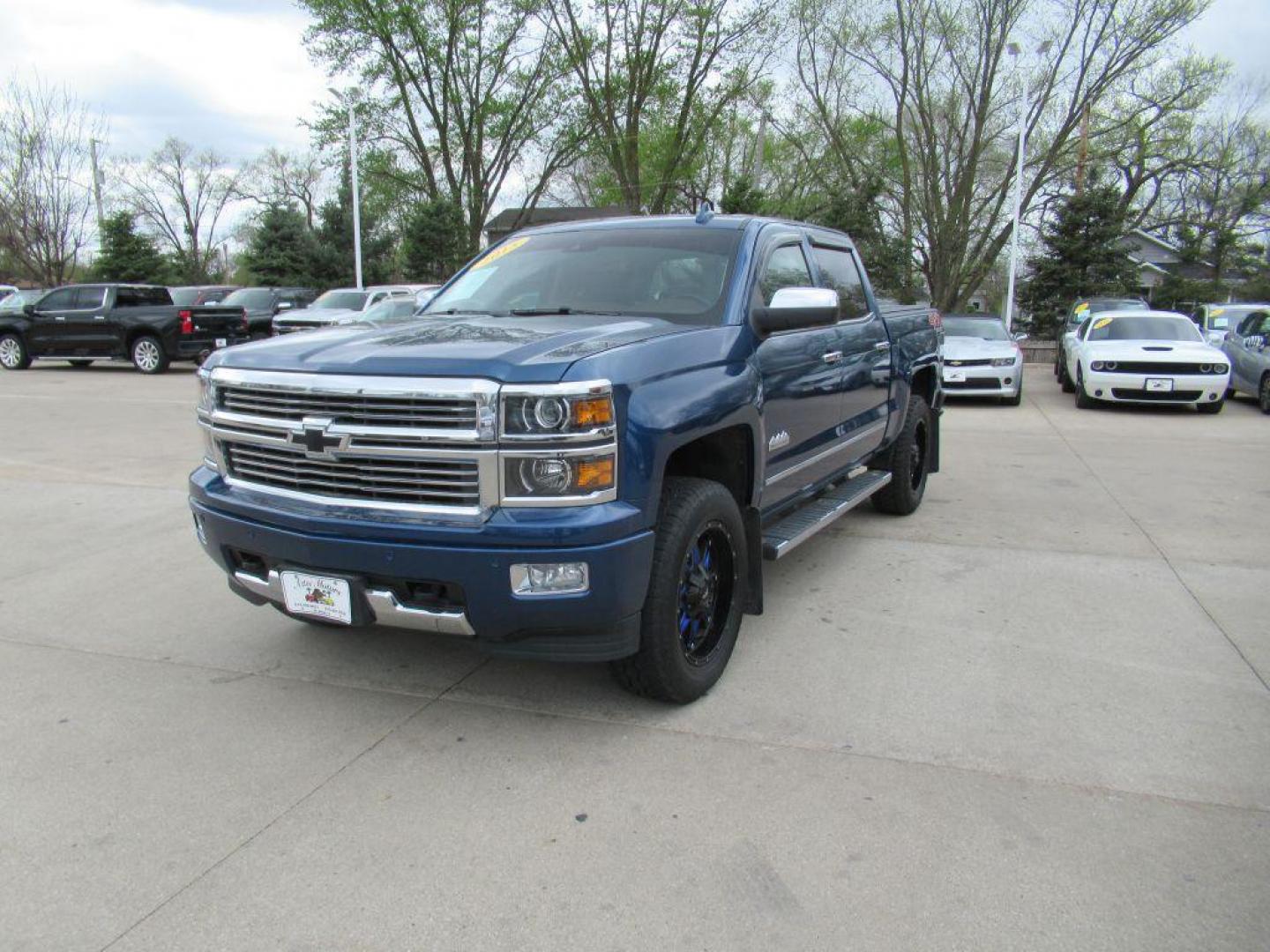 2015 BLUE CHEVROLET SILVERADO 1500 HIGH COUNTRY (3GCUKTEC8FG) with an 5.3L engine, Automatic transmission, located at 908 SE 14th Street, Des Moines, IA, 50317, (515) 281-0330, 41.580303, -93.597046 - Photo#0