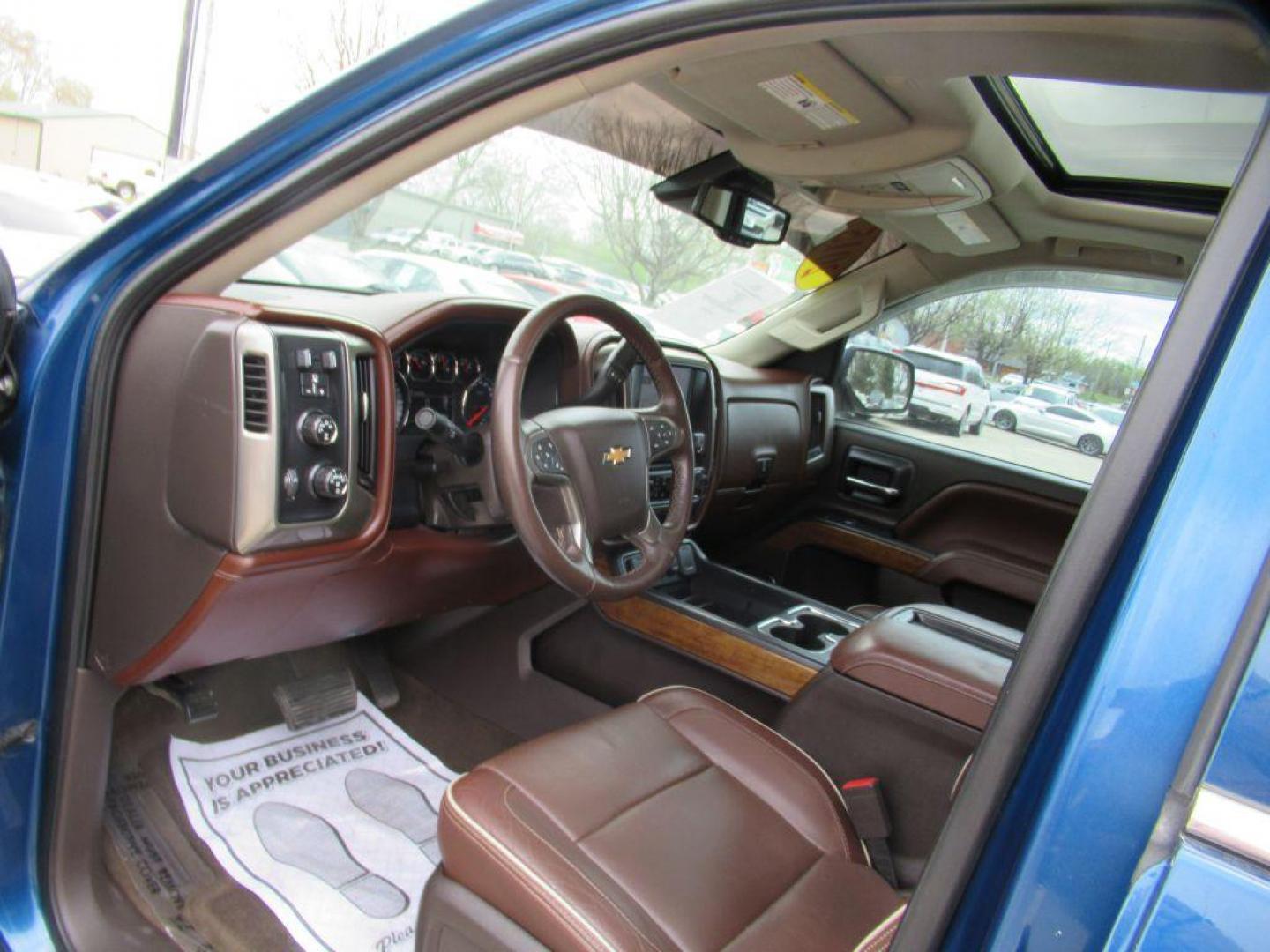 2015 BLUE CHEVROLET SILVERADO 1500 HIGH COUNTRY (3GCUKTEC8FG) with an 5.3L engine, Automatic transmission, located at 908 SE 14th Street, Des Moines, IA, 50317, (515) 281-0330, 41.580303, -93.597046 - Photo#26