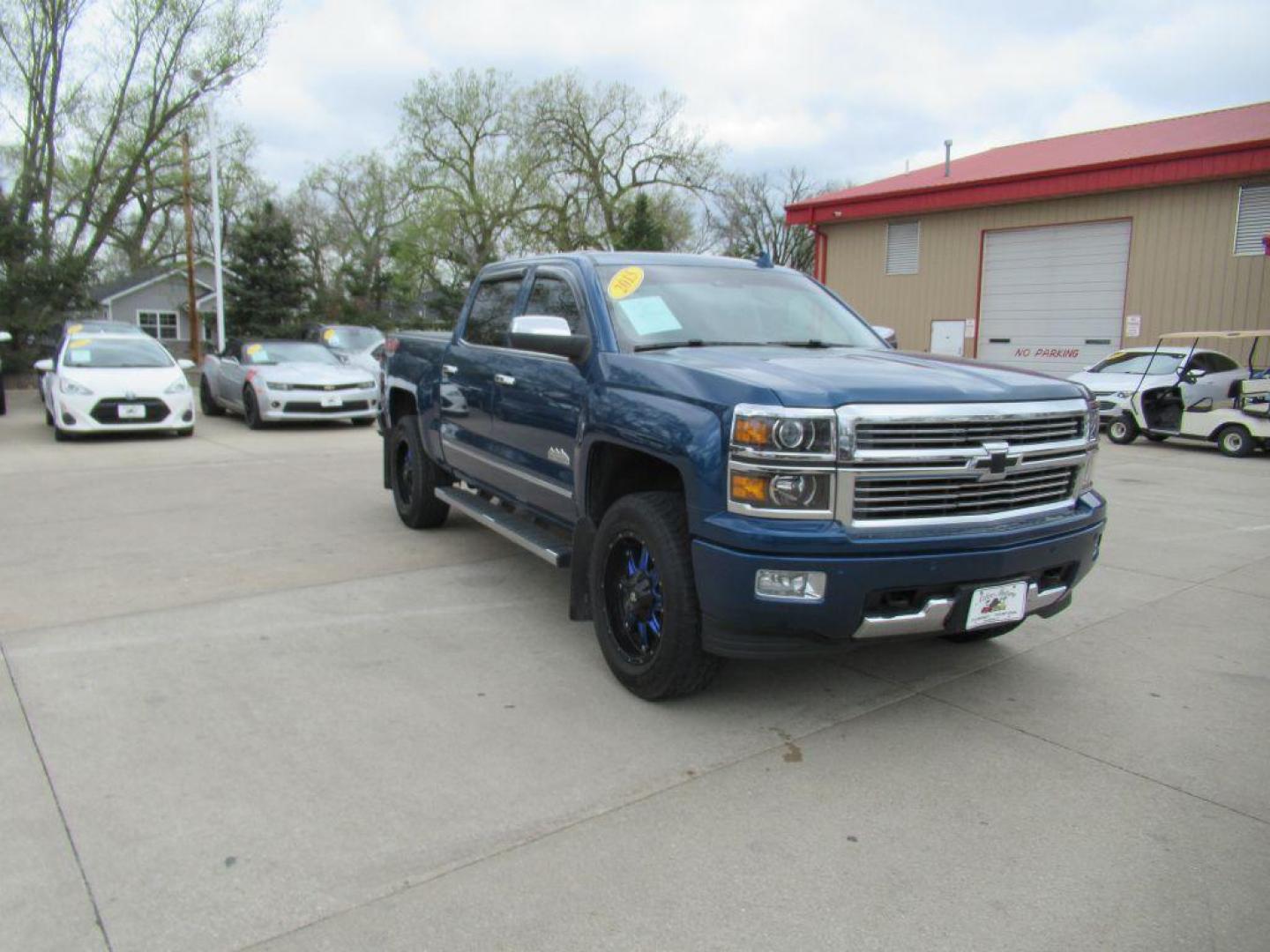 2015 BLUE CHEVROLET SILVERADO 1500 HIGH COUNTRY (3GCUKTEC8FG) with an 5.3L engine, Automatic transmission, located at 908 SE 14th Street, Des Moines, IA, 50317, (515) 281-0330, 41.580303, -93.597046 - Photo#2