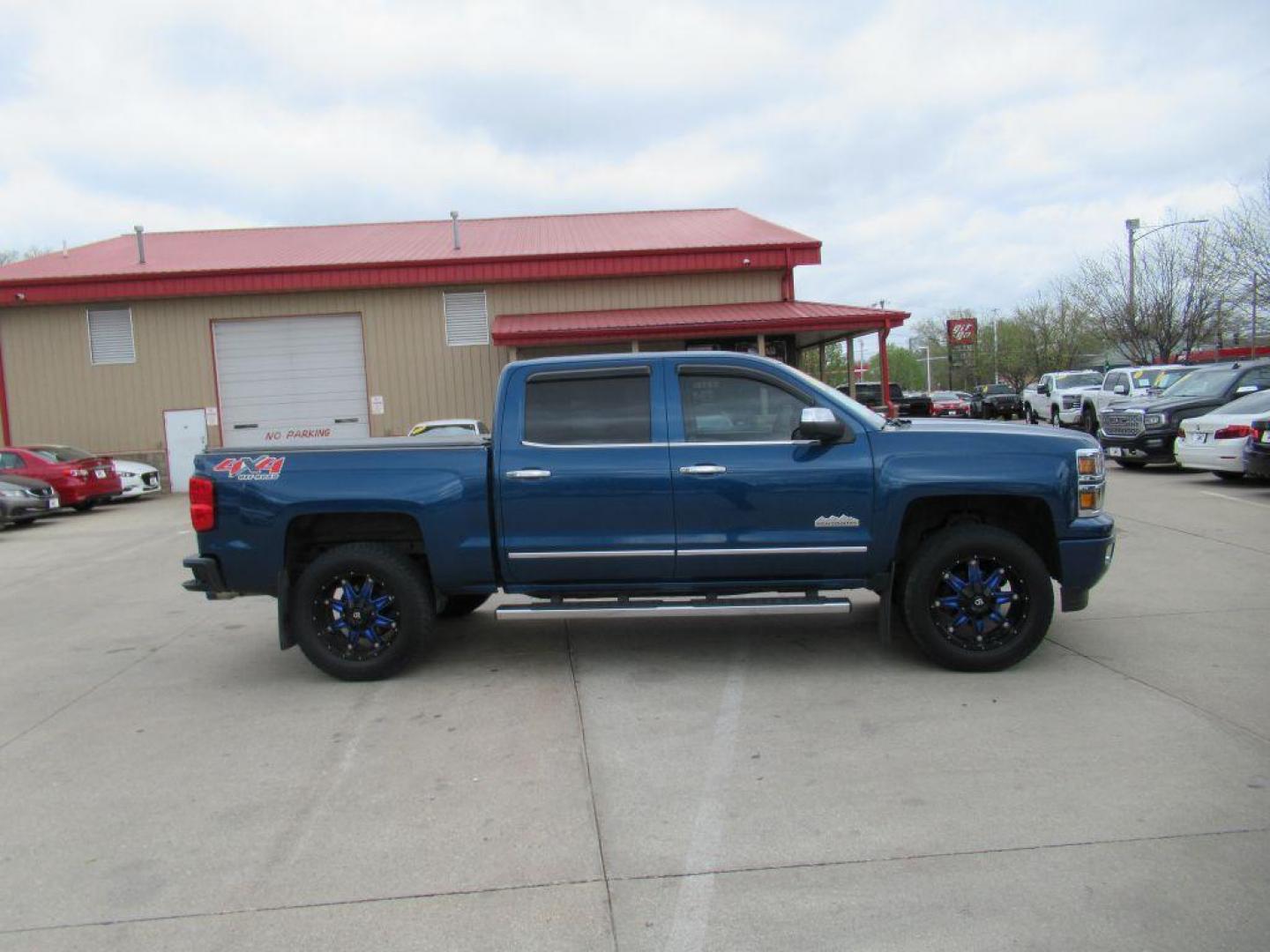 2015 BLUE CHEVROLET SILVERADO 1500 HIGH COUNTRY (3GCUKTEC8FG) with an 5.3L engine, Automatic transmission, located at 908 SE 14th Street, Des Moines, IA, 50317, (515) 281-0330, 41.580303, -93.597046 - Photo#3