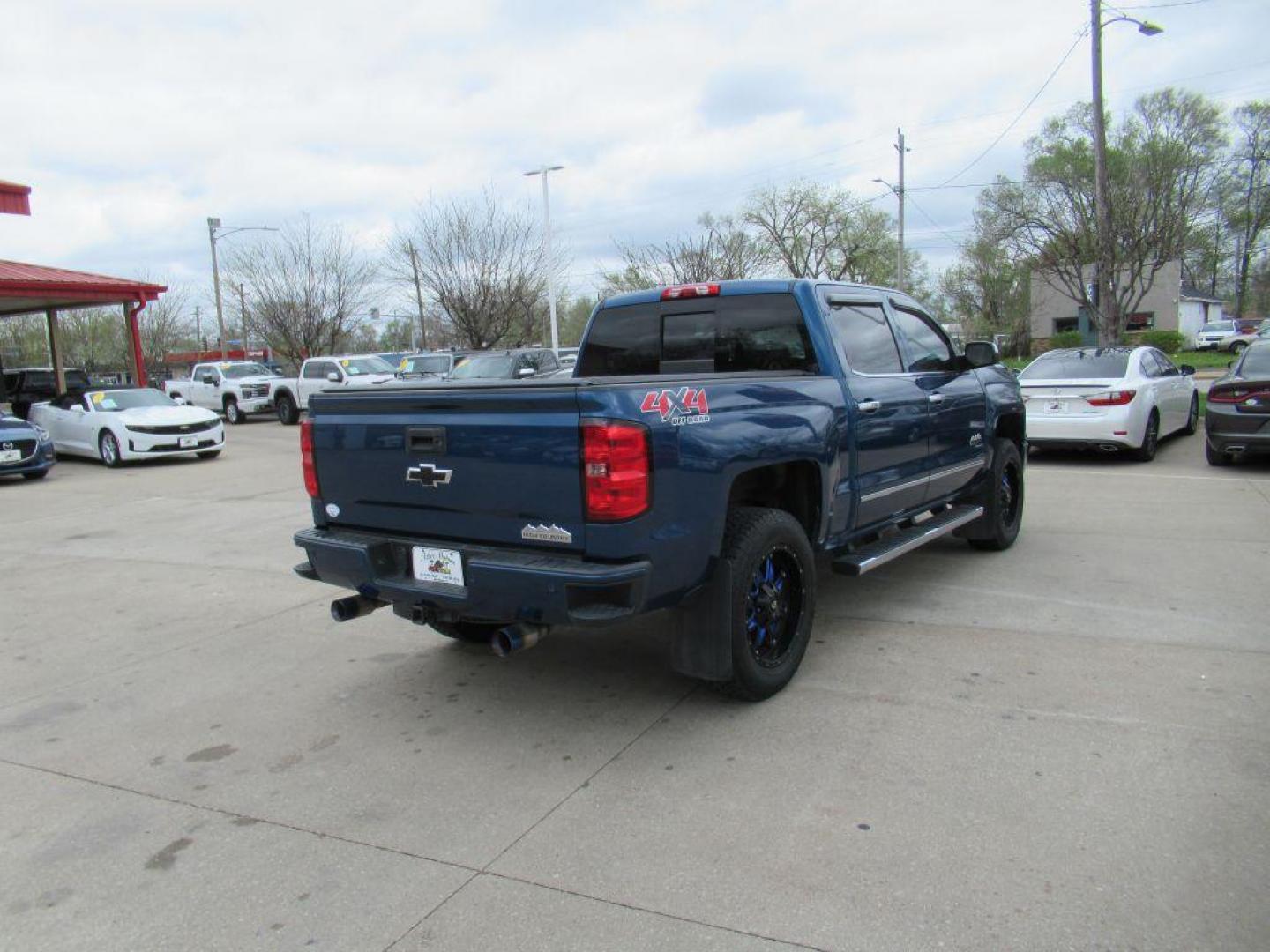 2015 BLUE CHEVROLET SILVERADO 1500 HIGH COUNTRY (3GCUKTEC8FG) with an 5.3L engine, Automatic transmission, located at 908 SE 14th Street, Des Moines, IA, 50317, (515) 281-0330, 41.580303, -93.597046 - Photo#4