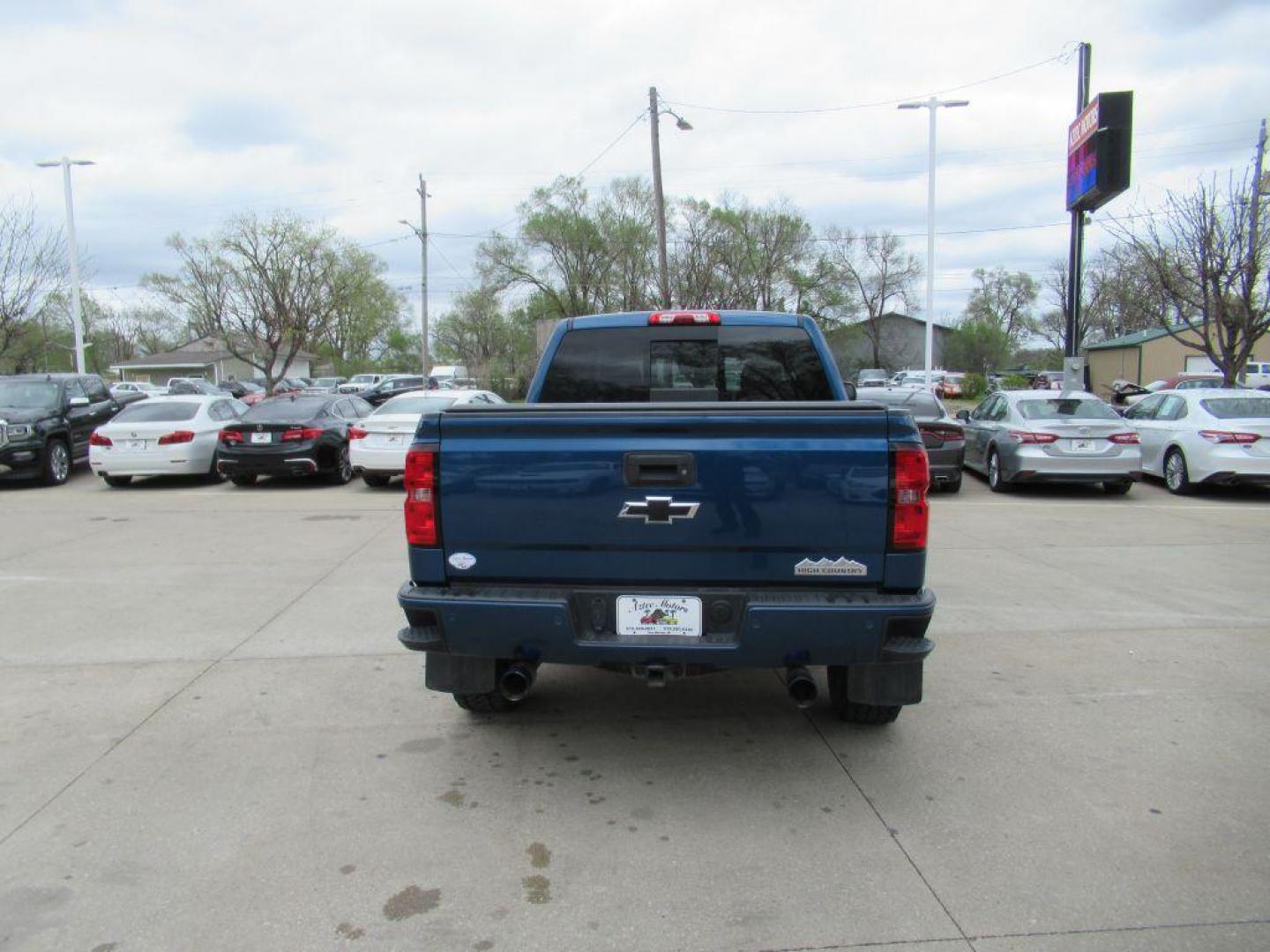 2015 BLUE CHEVROLET SILVERADO 1500 HIGH COUNTRY (3GCUKTEC8FG) with an 5.3L engine, Automatic transmission, located at 908 SE 14th Street, Des Moines, IA, 50317, (515) 281-0330, 41.580303, -93.597046 - Photo#5