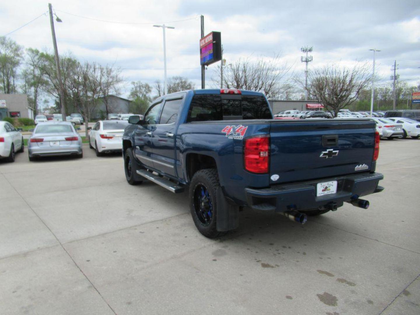 2015 BLUE CHEVROLET SILVERADO 1500 HIGH COUNTRY (3GCUKTEC8FG) with an 5.3L engine, Automatic transmission, located at 908 SE 14th Street, Des Moines, IA, 50317, (515) 281-0330, 41.580303, -93.597046 - Photo#6