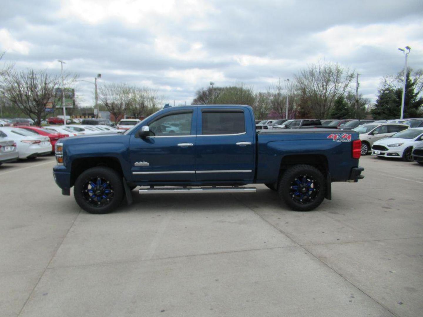 2015 BLUE CHEVROLET SILVERADO 1500 HIGH COUNTRY (3GCUKTEC8FG) with an 5.3L engine, Automatic transmission, located at 908 SE 14th Street, Des Moines, IA, 50317, (515) 281-0330, 41.580303, -93.597046 - Photo#7