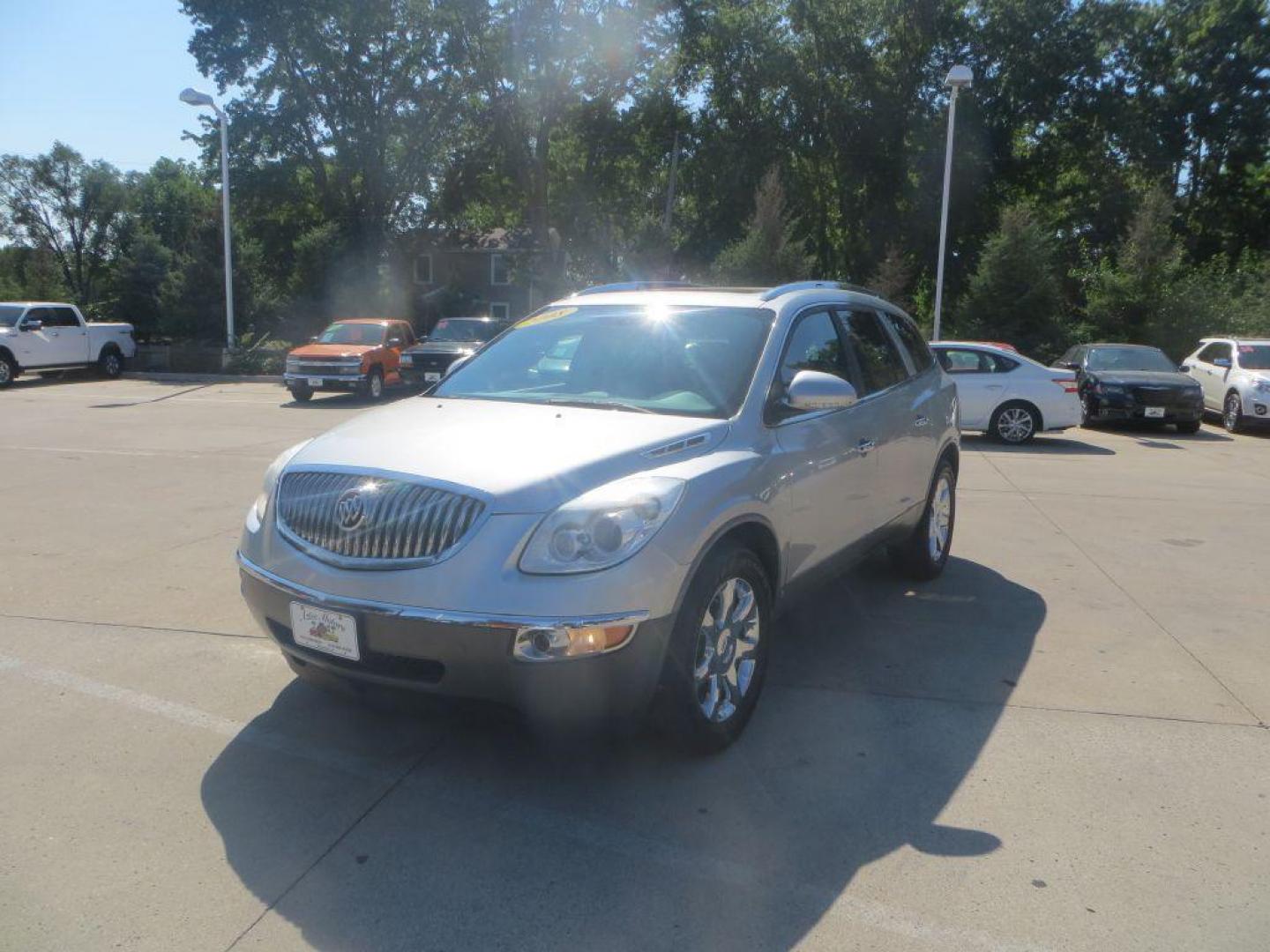 2008 SILVER BUICK ENCLAVE CXL (5GAER23758J) with an 3.6L engine, Automatic transmission, located at 908 SE 14th Street, Des Moines, IA, 50317, (515) 281-0330, 41.580303, -93.597046 - Photo#0