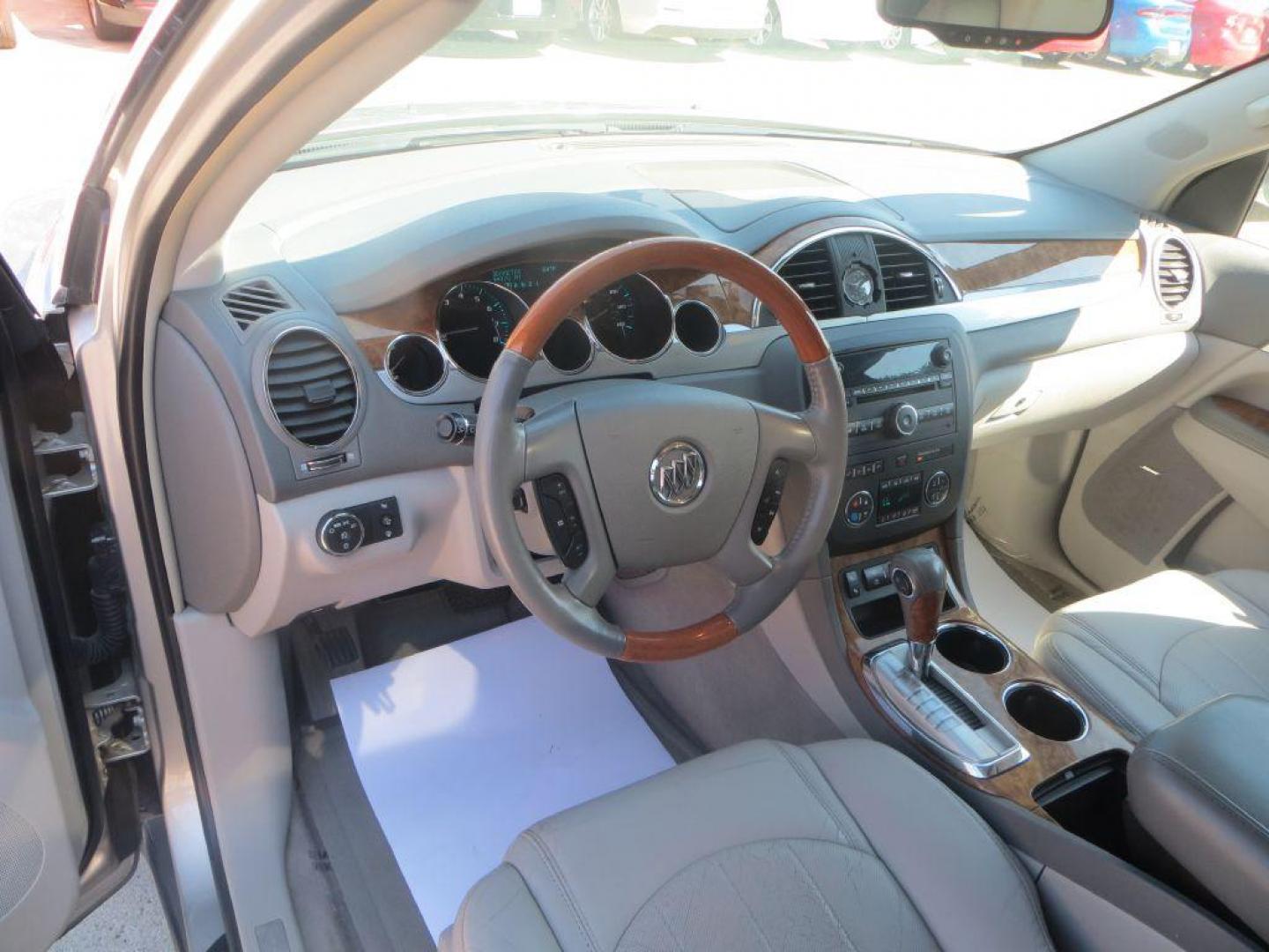 2008 SILVER BUICK ENCLAVE CXL (5GAER23758J) with an 3.6L engine, Automatic transmission, located at 908 SE 14th Street, Des Moines, IA, 50317, (515) 281-0330, 41.580303, -93.597046 - Photo#24