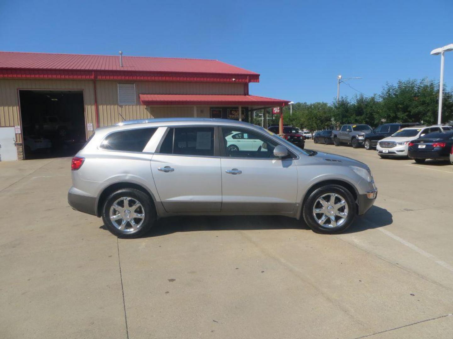 2008 SILVER BUICK ENCLAVE CXL (5GAER23758J) with an 3.6L engine, Automatic transmission, located at 908 SE 14th Street, Des Moines, IA, 50317, (515) 281-0330, 41.580303, -93.597046 - Photo#3