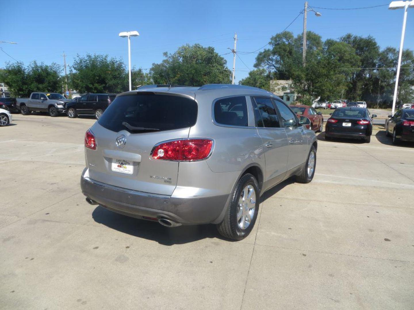 2008 SILVER BUICK ENCLAVE CXL (5GAER23758J) with an 3.6L engine, Automatic transmission, located at 908 SE 14th Street, Des Moines, IA, 50317, (515) 281-0330, 41.580303, -93.597046 - Photo#4