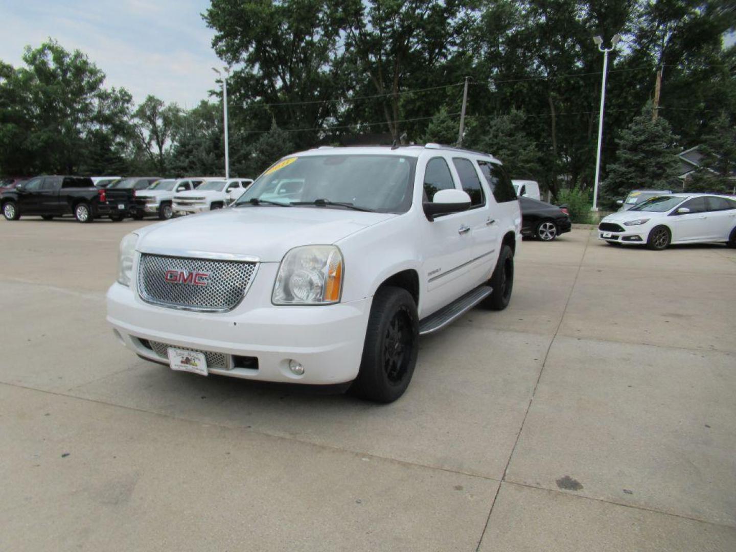 2011 WHITE GMC YUKON XL DENALI (1GKS2MEF3BR) with an 6.2L engine, Automatic transmission, located at 908 SE 14th Street, Des Moines, IA, 50317, (515) 281-0330, 41.580303, -93.597046 - Photo#0