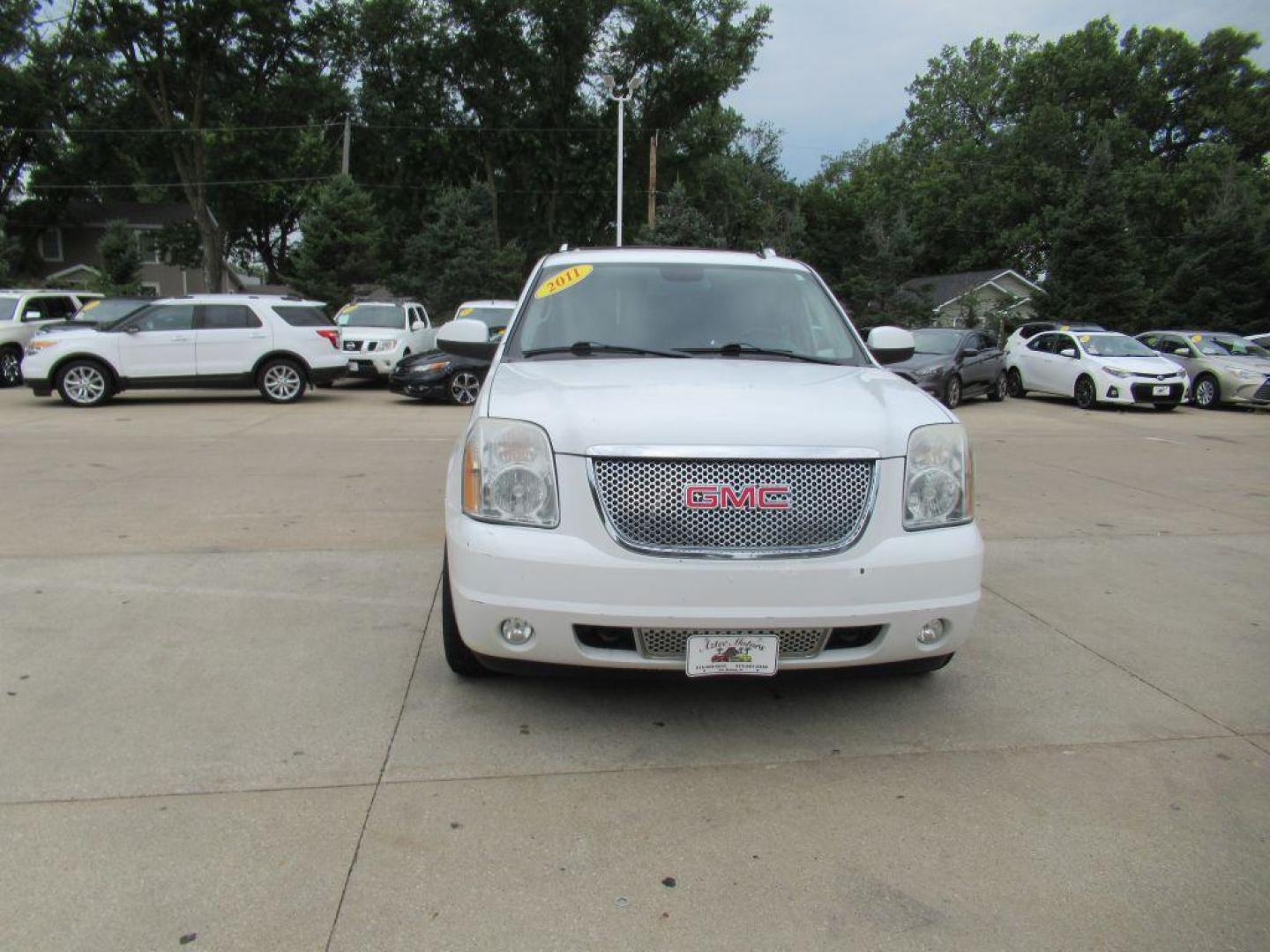 2011 WHITE GMC YUKON XL DENALI (1GKS2MEF3BR) with an 6.2L engine, Automatic transmission, located at 908 SE 14th Street, Des Moines, IA, 50317, (515) 281-0330, 41.580303, -93.597046 - Photo#1