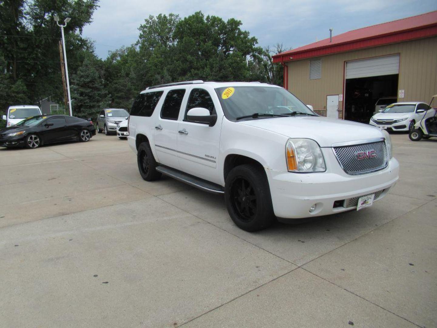 2011 WHITE GMC YUKON XL DENALI (1GKS2MEF3BR) with an 6.2L engine, Automatic transmission, located at 908 SE 14th Street, Des Moines, IA, 50317, (515) 281-0330, 41.580303, -93.597046 - Photo#2