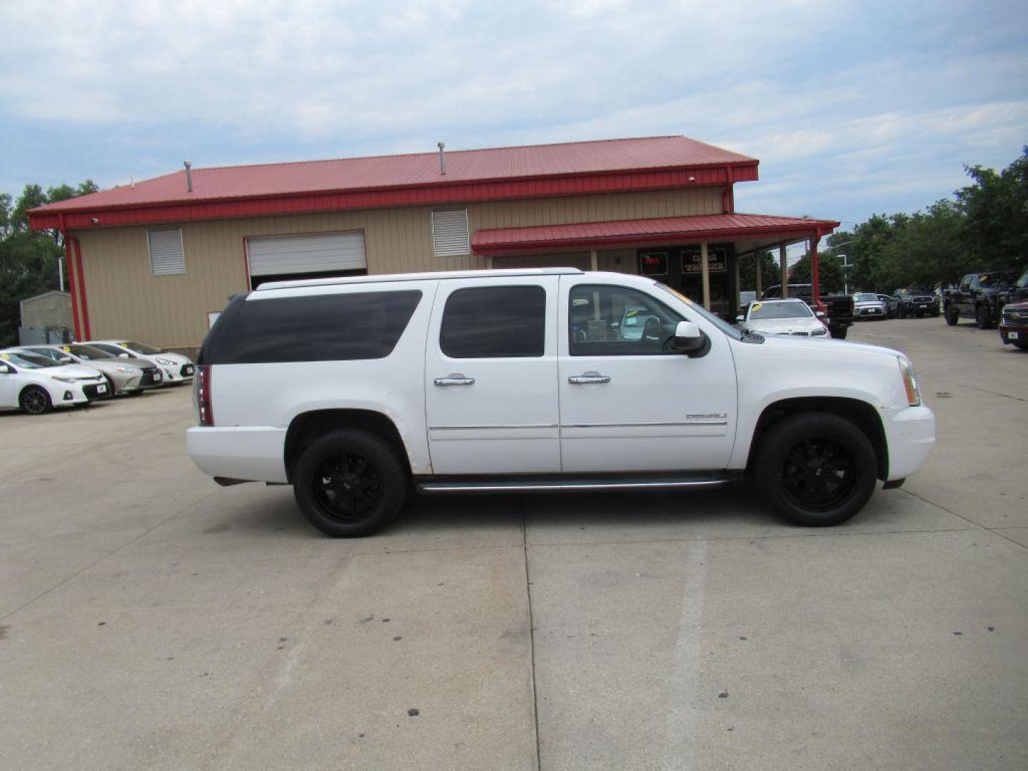 2011 WHITE GMC YUKON XL DENALI (1GKS2MEF3BR) with an 6.2L engine, Automatic transmission, located at 908 SE 14th Street, Des Moines, IA, 50317, (515) 281-0330, 41.580303, -93.597046 - Photo#3