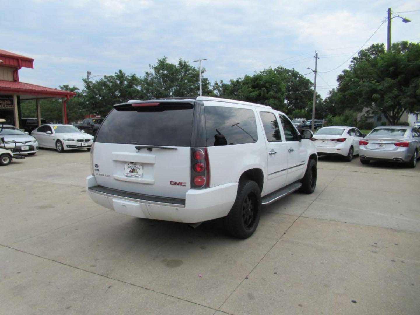 2011 WHITE GMC YUKON XL DENALI (1GKS2MEF3BR) with an 6.2L engine, Automatic transmission, located at 908 SE 14th Street, Des Moines, IA, 50317, (515) 281-0330, 41.580303, -93.597046 - Photo#4