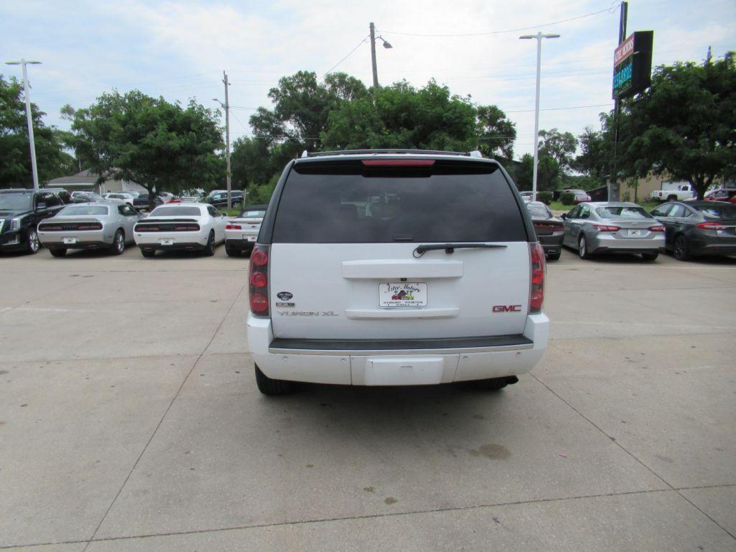 2011 WHITE GMC YUKON XL DENALI (1GKS2MEF3BR) with an 6.2L engine, Automatic transmission, located at 908 SE 14th Street, Des Moines, IA, 50317, (515) 281-0330, 41.580303, -93.597046 - Photo#5