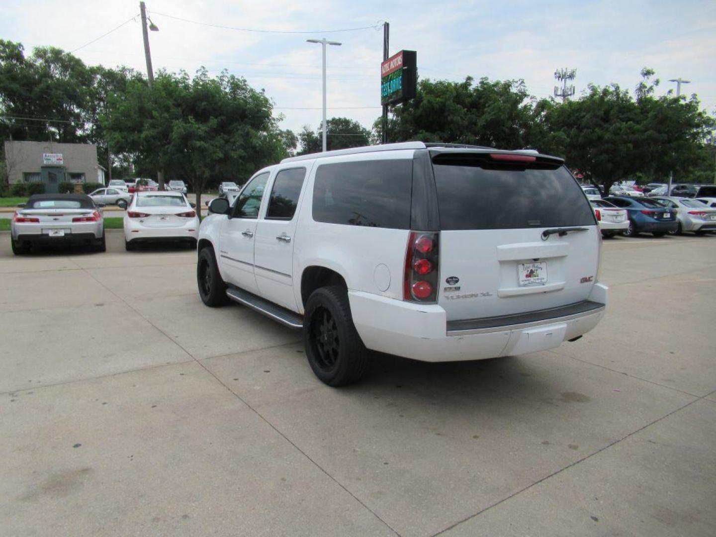 2011 WHITE GMC YUKON XL DENALI (1GKS2MEF3BR) with an 6.2L engine, Automatic transmission, located at 908 SE 14th Street, Des Moines, IA, 50317, (515) 281-0330, 41.580303, -93.597046 - Photo#6