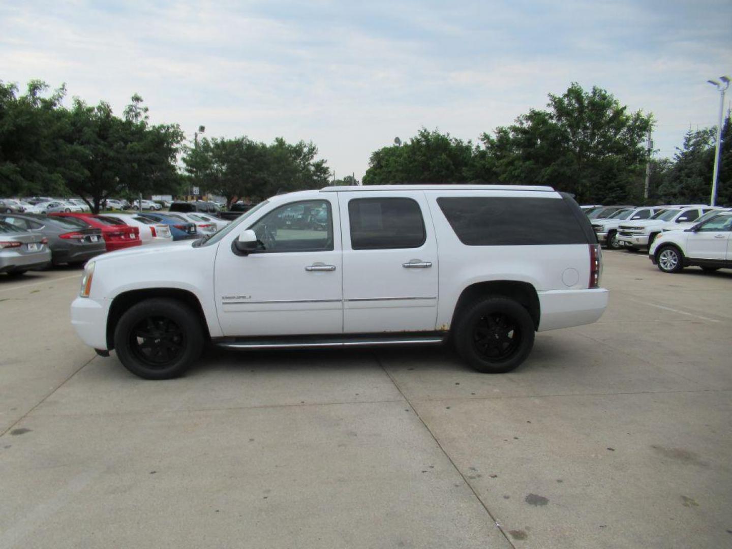 2011 WHITE GMC YUKON XL DENALI (1GKS2MEF3BR) with an 6.2L engine, Automatic transmission, located at 908 SE 14th Street, Des Moines, IA, 50317, (515) 281-0330, 41.580303, -93.597046 - Photo#7