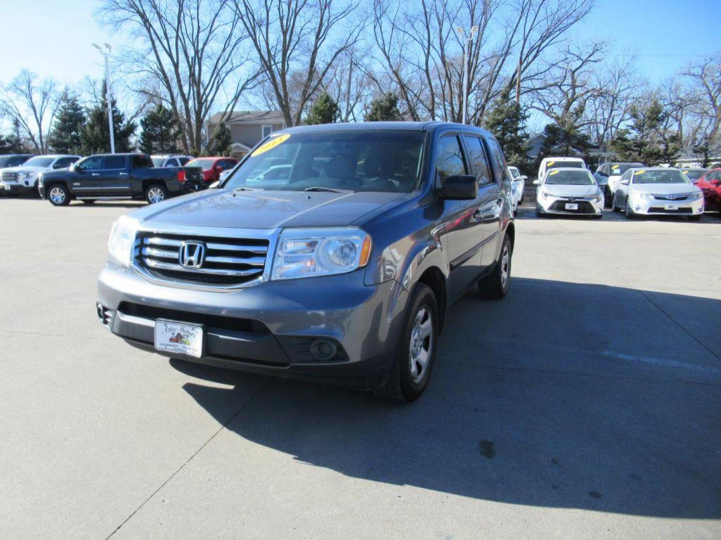 2013 GRAY HONDA PILOT LX (5FNYF4H22DB) with an 3.5L engine, Automatic transmission, located at 908 SE 14th Street, Des Moines, IA, 50317, (515) 281-0330, 41.580303, -93.597046 - Photo#0