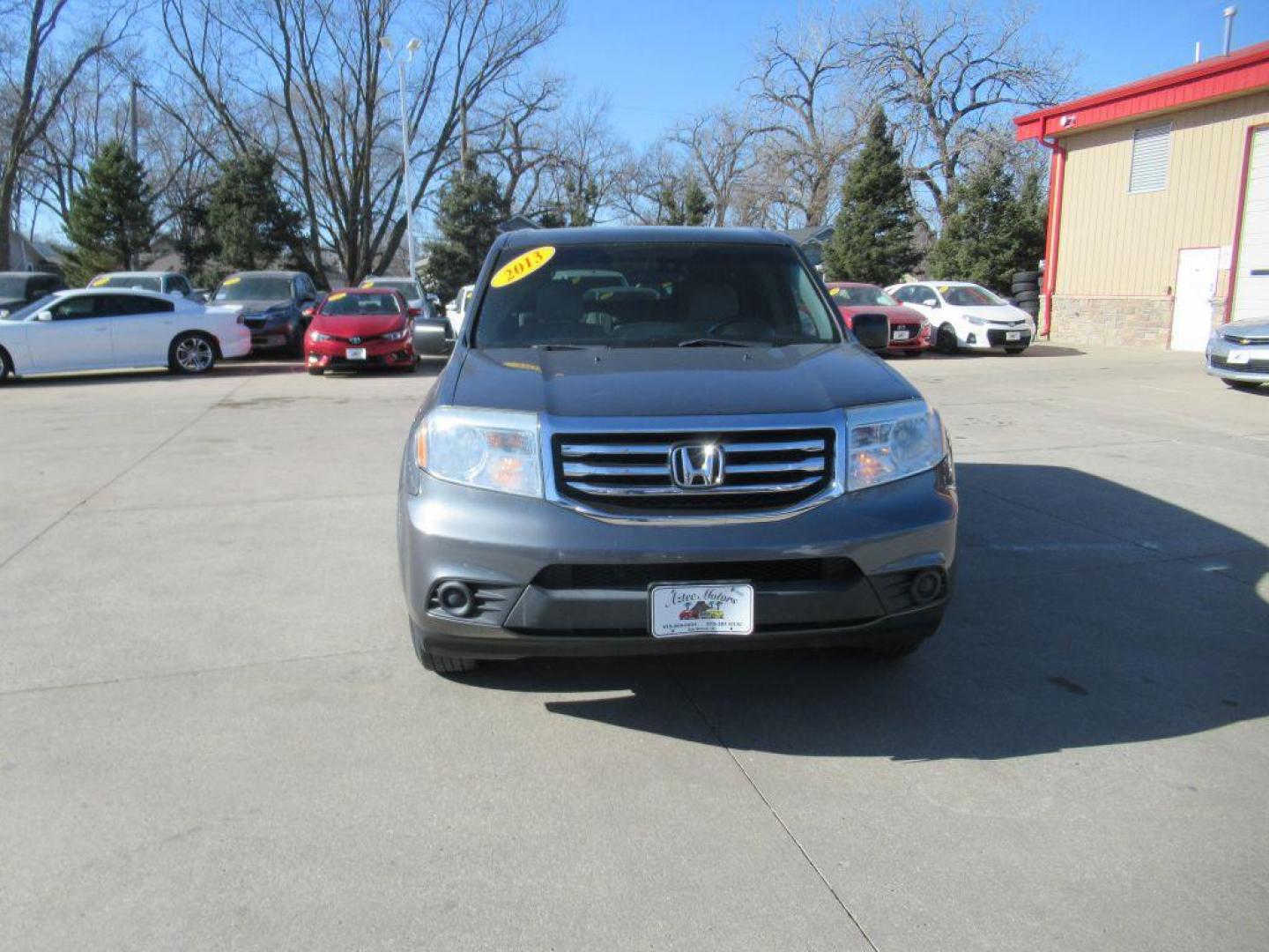 2013 GRAY HONDA PILOT LX (5FNYF4H22DB) with an 3.5L engine, Automatic transmission, located at 908 SE 14th Street, Des Moines, IA, 50317, (515) 281-0330, 41.580303, -93.597046 - Photo#1