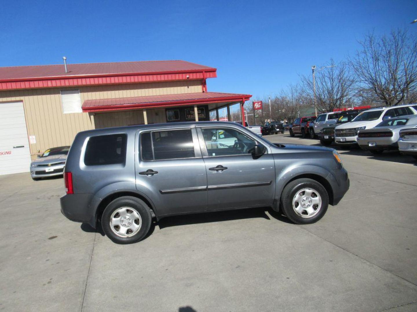 2013 GRAY HONDA PILOT LX (5FNYF4H22DB) with an 3.5L engine, Automatic transmission, located at 908 SE 14th Street, Des Moines, IA, 50317, (515) 281-0330, 41.580303, -93.597046 - Photo#3