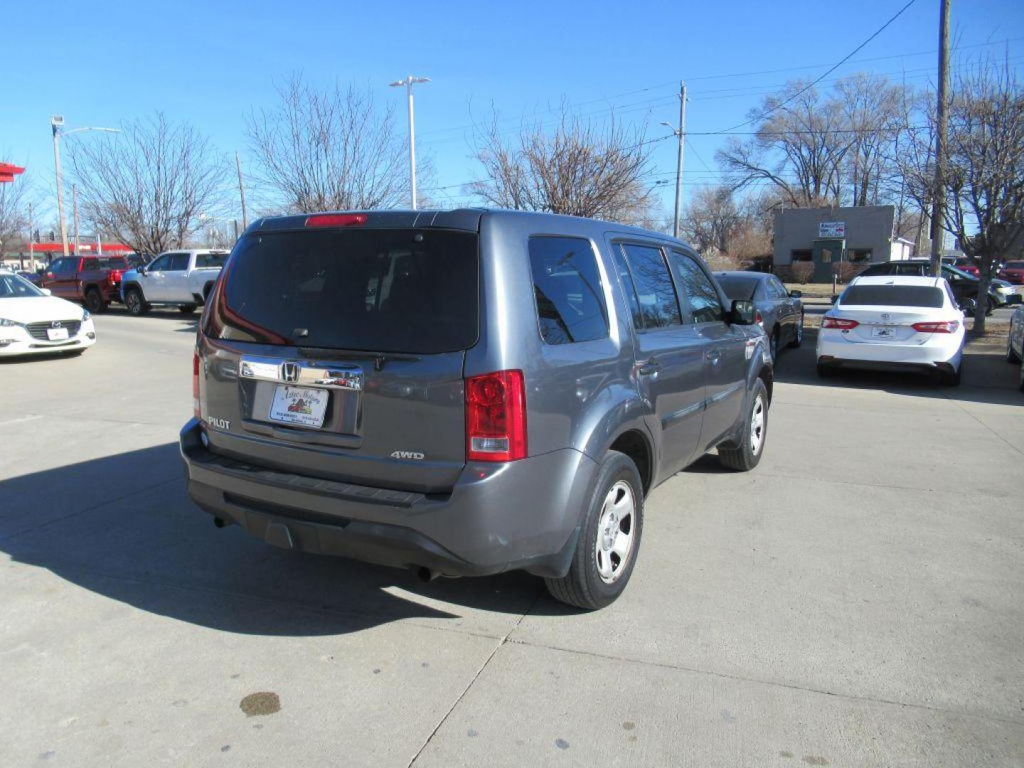 2013 GRAY HONDA PILOT LX (5FNYF4H22DB) with an 3.5L engine, Automatic transmission, located at 908 SE 14th Street, Des Moines, IA, 50317, (515) 281-0330, 41.580303, -93.597046 - Photo#4