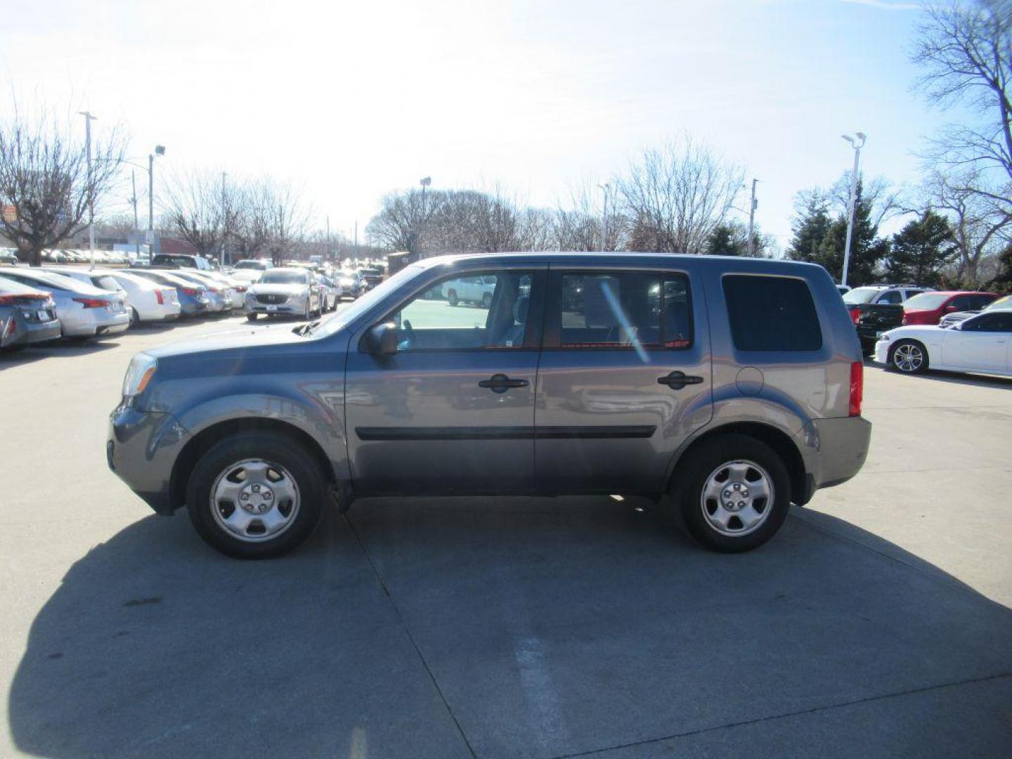 2013 GRAY HONDA PILOT LX (5FNYF4H22DB) with an 3.5L engine, Automatic transmission, located at 908 SE 14th Street, Des Moines, IA, 50317, (515) 281-0330, 41.580303, -93.597046 - Photo#7