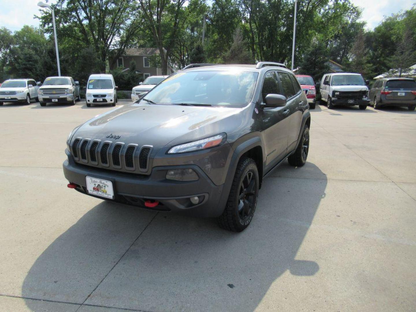 2015 GRAY JEEP CHEROKEE TRAILHAWK (1C4PJMBS1FW) with an 3.2L engine, Automatic transmission, located at 908 SE 14th Street, Des Moines, IA, 50317, (515) 281-0330, 41.580303, -93.597046 - Photo#0