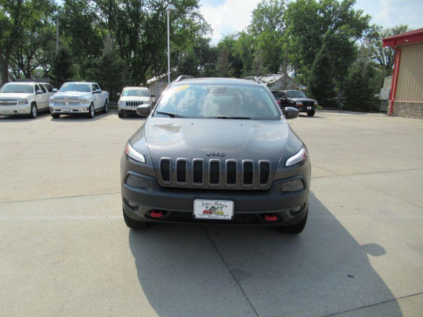 2015 GRAY JEEP CHEROKEE TRAILHAWK (1C4PJMBS1FW) with an 3.2L engine, Automatic transmission, located at 908 SE 14th Street, Des Moines, IA, 50317, (515) 281-0330, 41.580303, -93.597046 - Photo#1