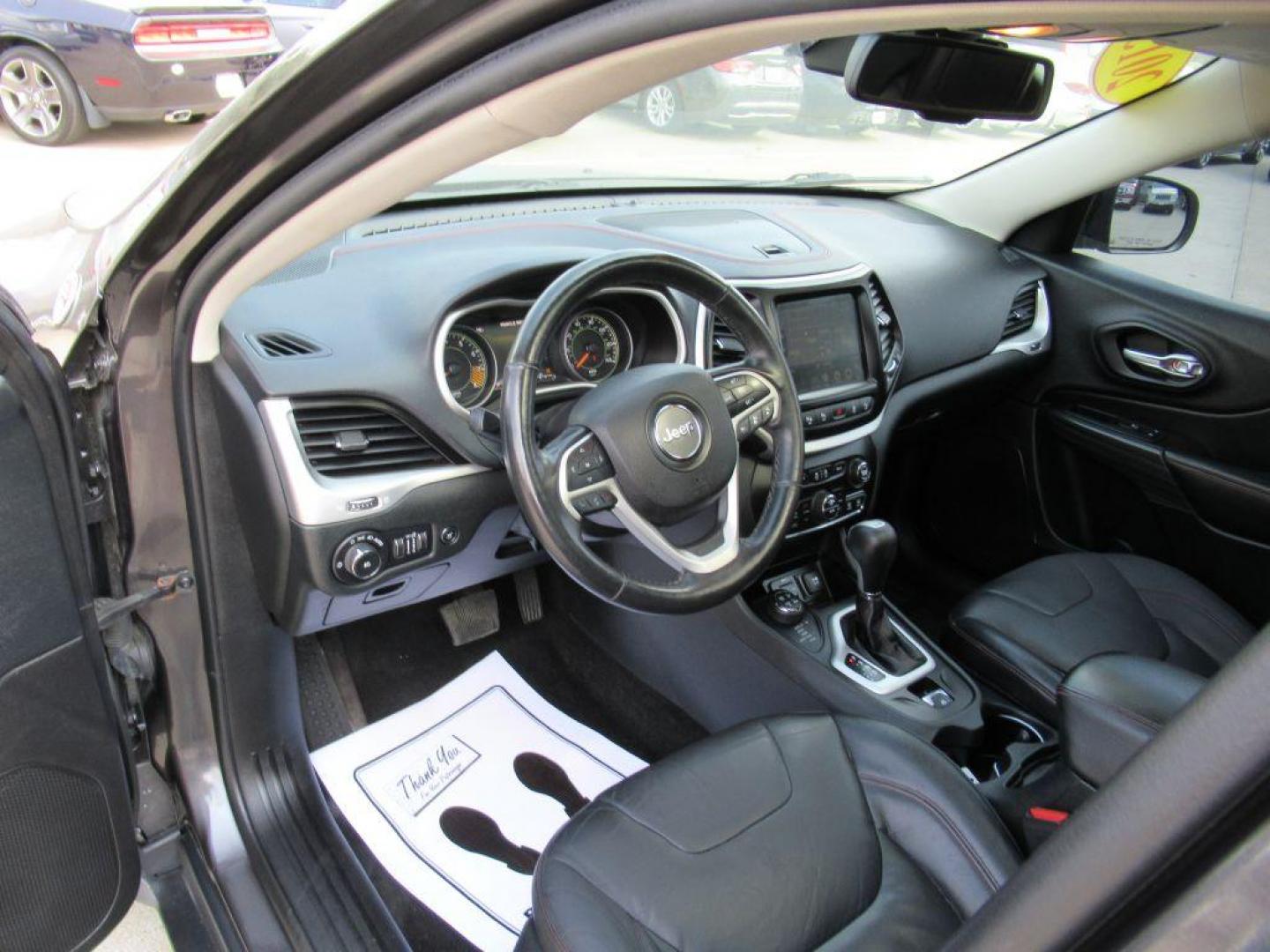 2015 GRAY JEEP CHEROKEE TRAILHAWK (1C4PJMBS1FW) with an 3.2L engine, Automatic transmission, located at 908 SE 14th Street, Des Moines, IA, 50317, (515) 281-0330, 41.580303, -93.597046 - Photo#24