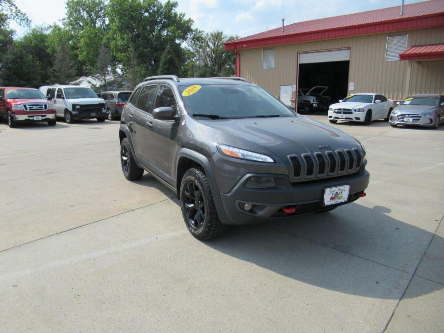 2015 GRAY JEEP CHEROKEE TRAILHAWK (1C4PJMBS1FW) with an 3.2L engine, Automatic transmission, located at 908 SE 14th Street, Des Moines, IA, 50317, (515) 281-0330, 41.580303, -93.597046 - Photo#2