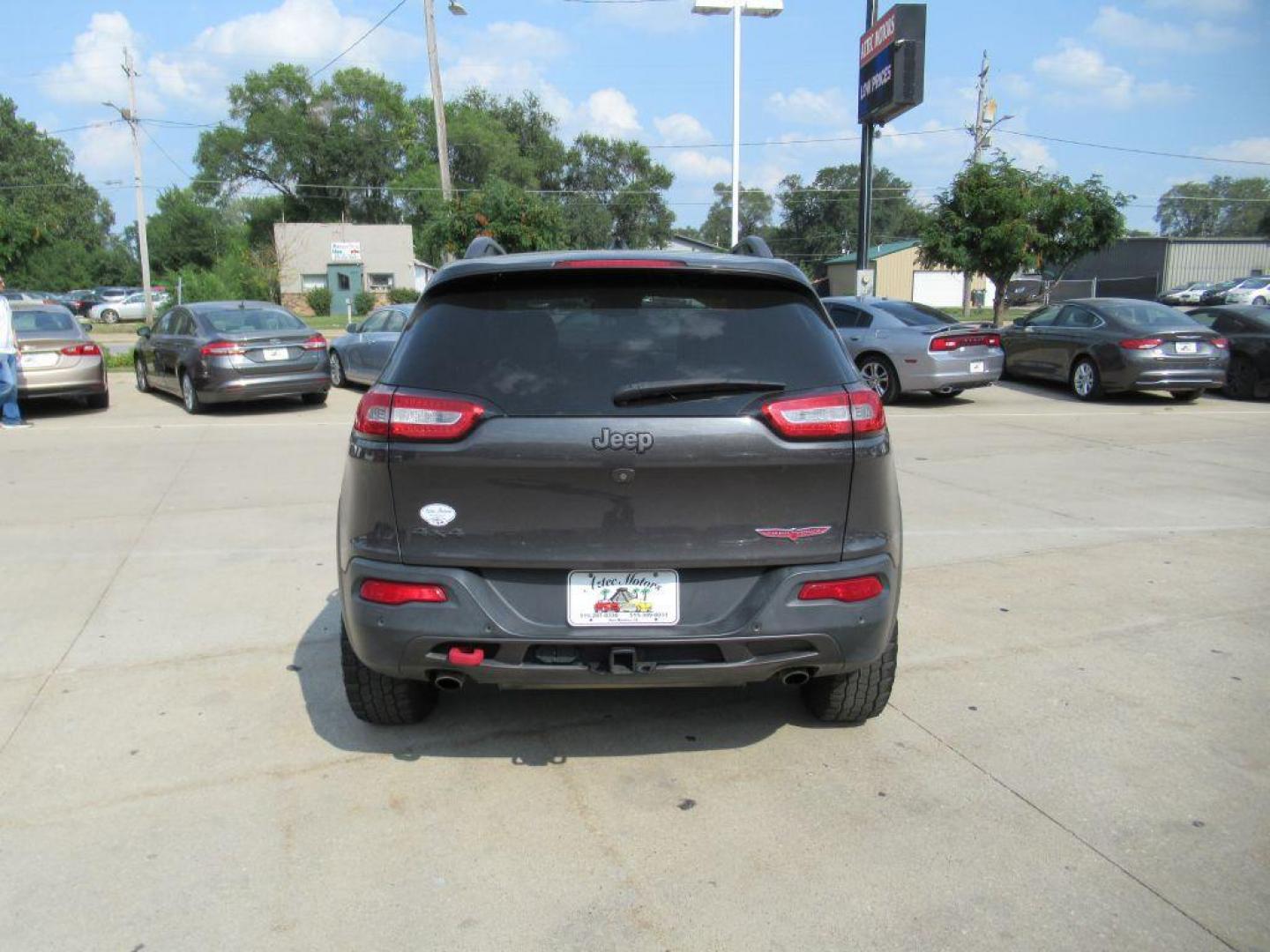 2015 GRAY JEEP CHEROKEE TRAILHAWK (1C4PJMBS1FW) with an 3.2L engine, Automatic transmission, located at 908 SE 14th Street, Des Moines, IA, 50317, (515) 281-0330, 41.580303, -93.597046 - Photo#5