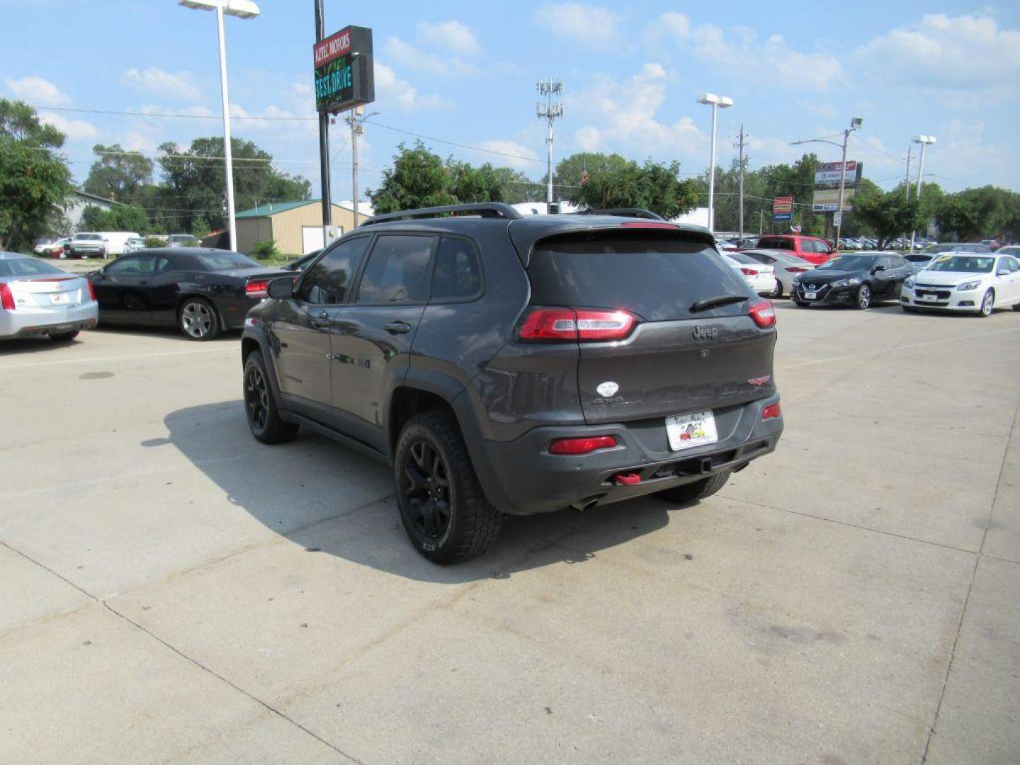 2015 GRAY JEEP CHEROKEE TRAILHAWK (1C4PJMBS1FW) with an 3.2L engine, Automatic transmission, located at 908 SE 14th Street, Des Moines, IA, 50317, (515) 281-0330, 41.580303, -93.597046 - Photo#6