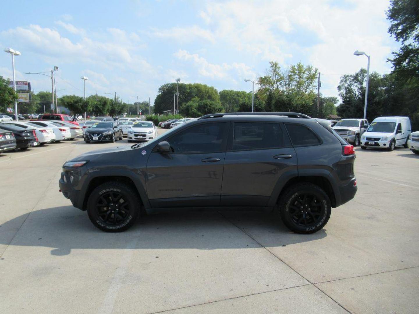 2015 GRAY JEEP CHEROKEE TRAILHAWK (1C4PJMBS1FW) with an 3.2L engine, Automatic transmission, located at 908 SE 14th Street, Des Moines, IA, 50317, (515) 281-0330, 41.580303, -93.597046 - Photo#7