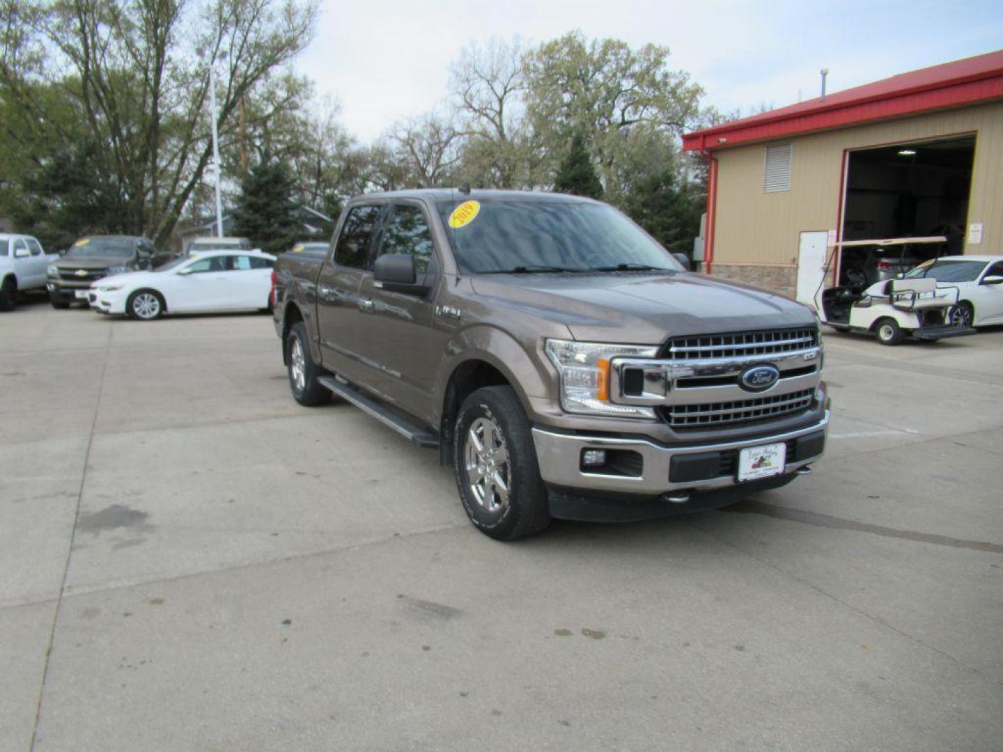 2019 GRAY FORD F150 SUPERCREW XLT (1FTEW1EB7KK) with an 3.3L engine, Automatic transmission, located at 908 SE 14th Street, Des Moines, IA, 50317, (515) 281-0330, 41.580303, -93.597046 - Photo#2