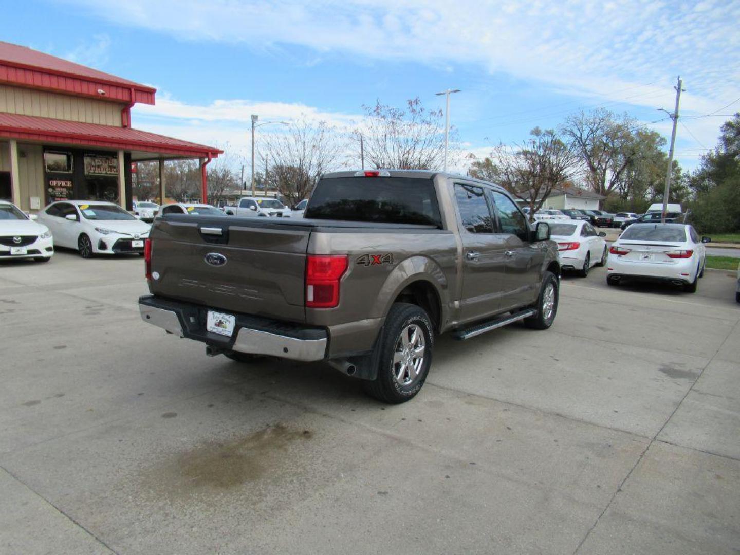 2019 GRAY FORD F150 SUPERCREW XLT (1FTEW1EB7KK) with an 3.3L engine, Automatic transmission, located at 908 SE 14th Street, Des Moines, IA, 50317, (515) 281-0330, 41.580303, -93.597046 - Photo#4