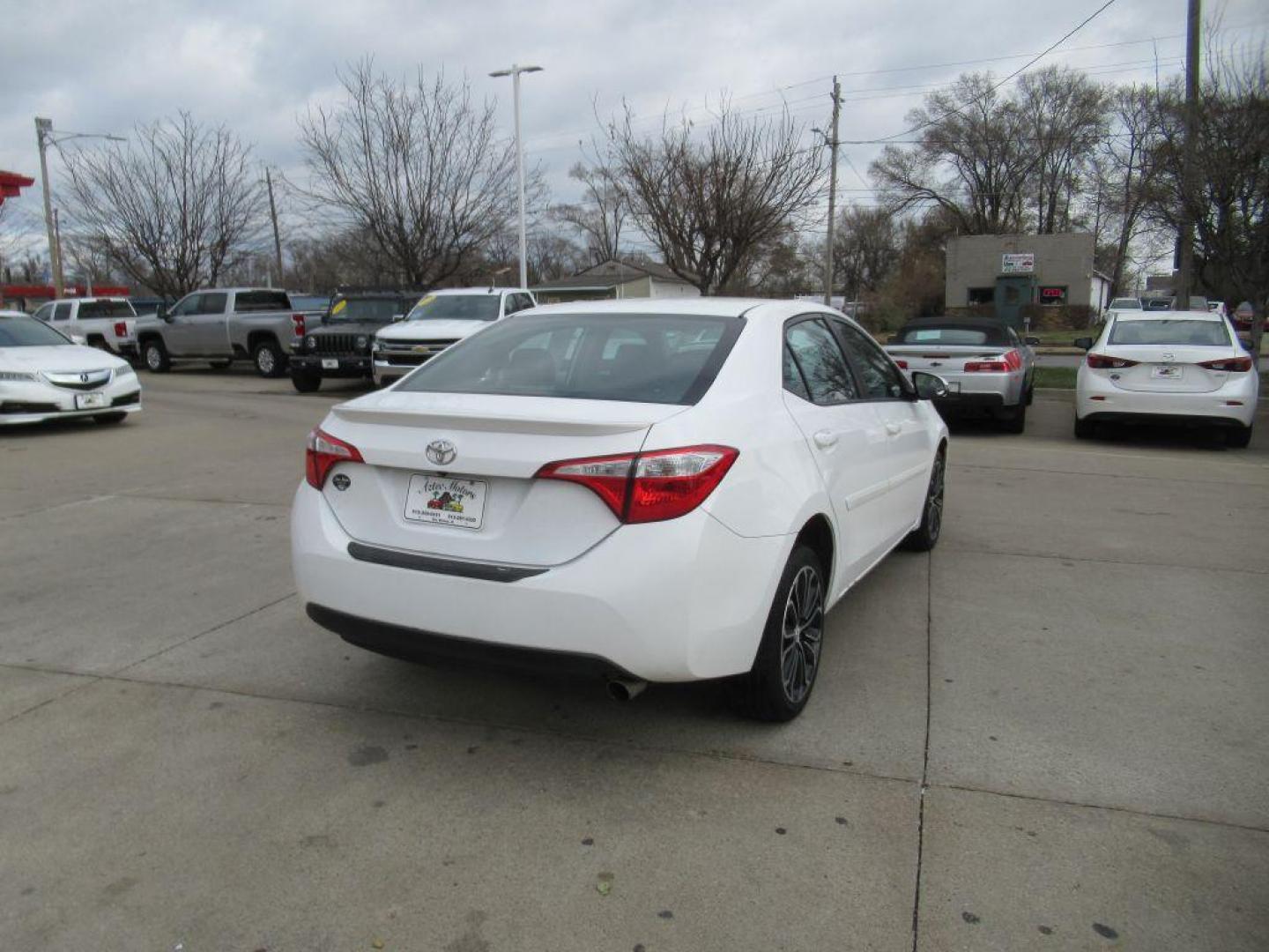 2015 WHITE TOYOTA COROLLA L (2T1BURHE0FC) with an 1.8L engine, Automatic transmission, located at 908 SE 14th Street, Des Moines, IA, 50317, (515) 281-0330, 41.580303, -93.597046 - Photo#4